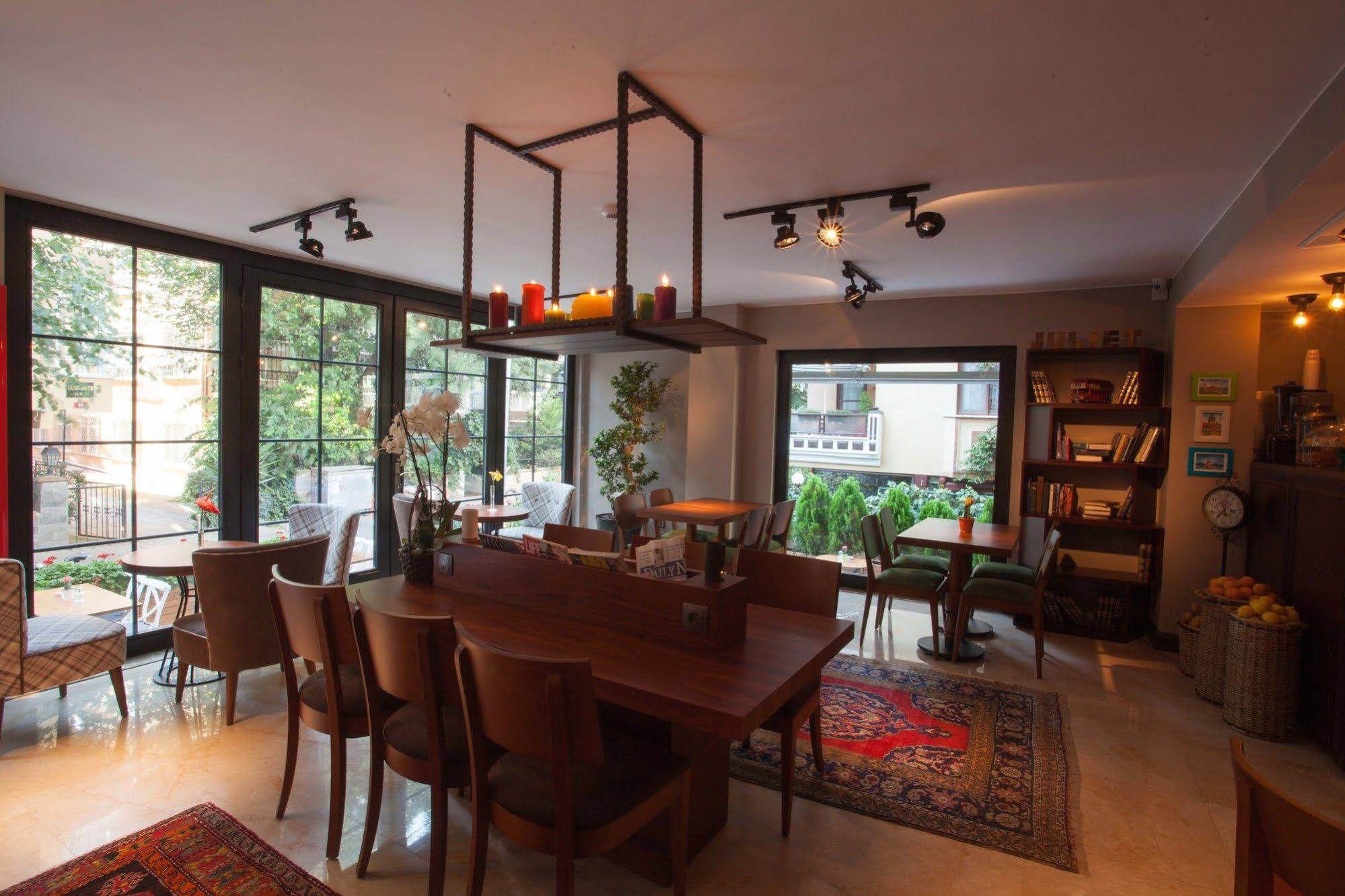 Juliet Rooms & Kitchen