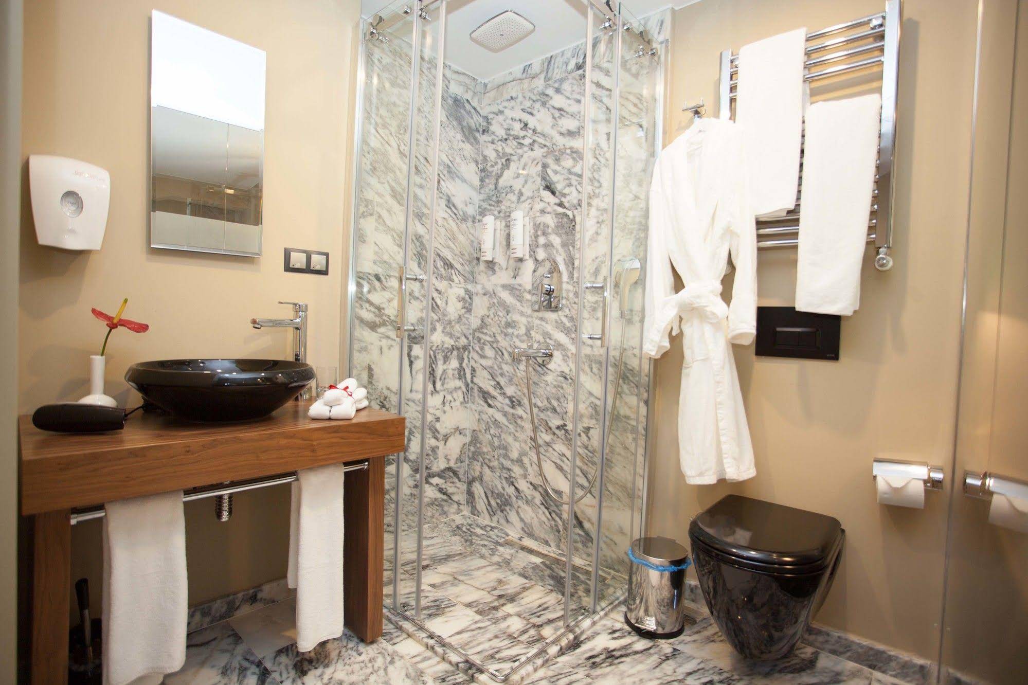 Juliet Rooms & Kitchen