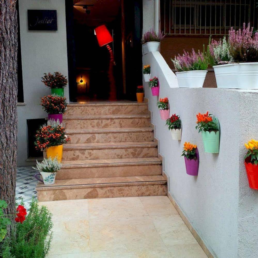 Juliet Rooms & Kitchen