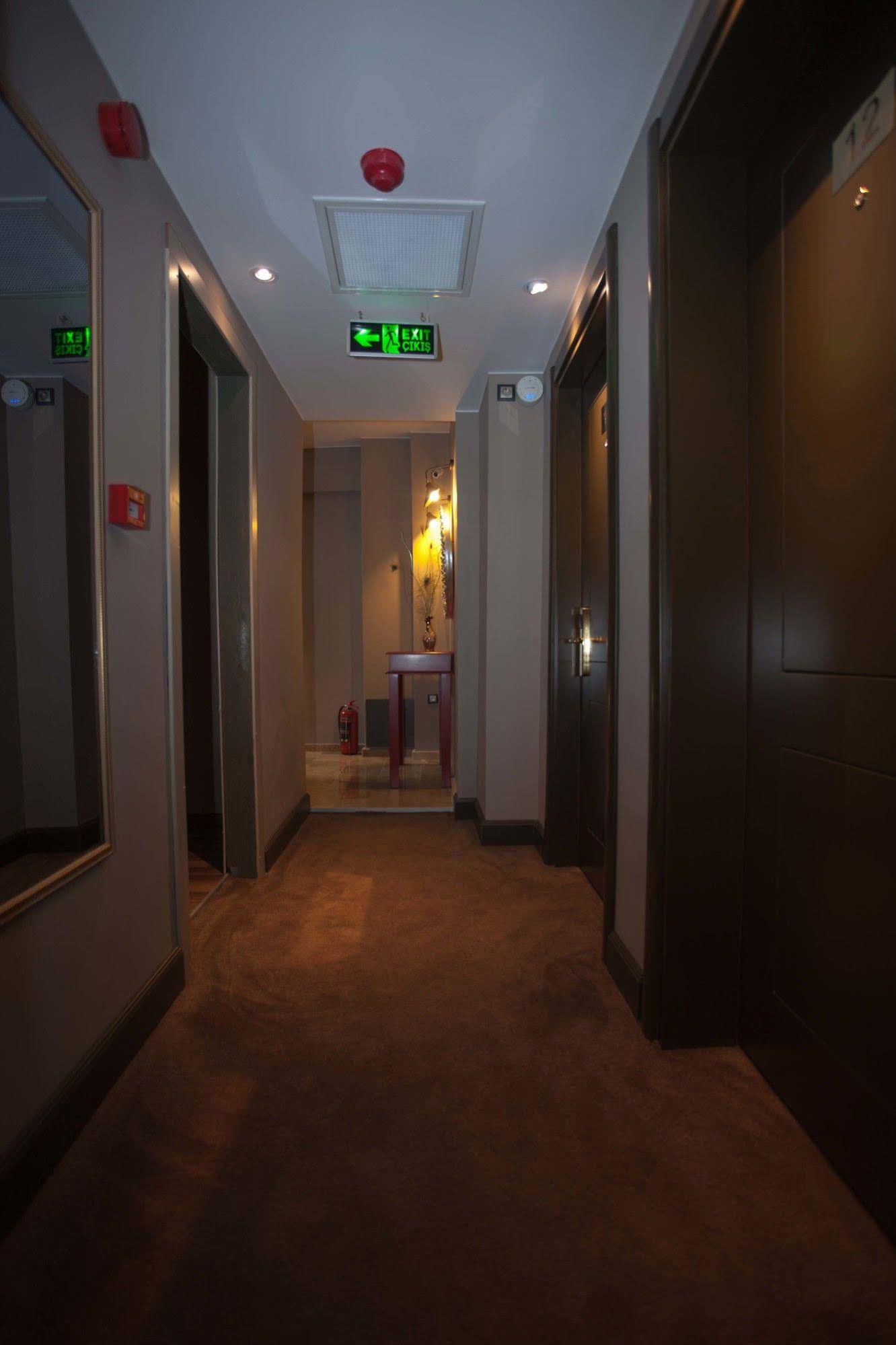 Juliet Rooms & Kitchen