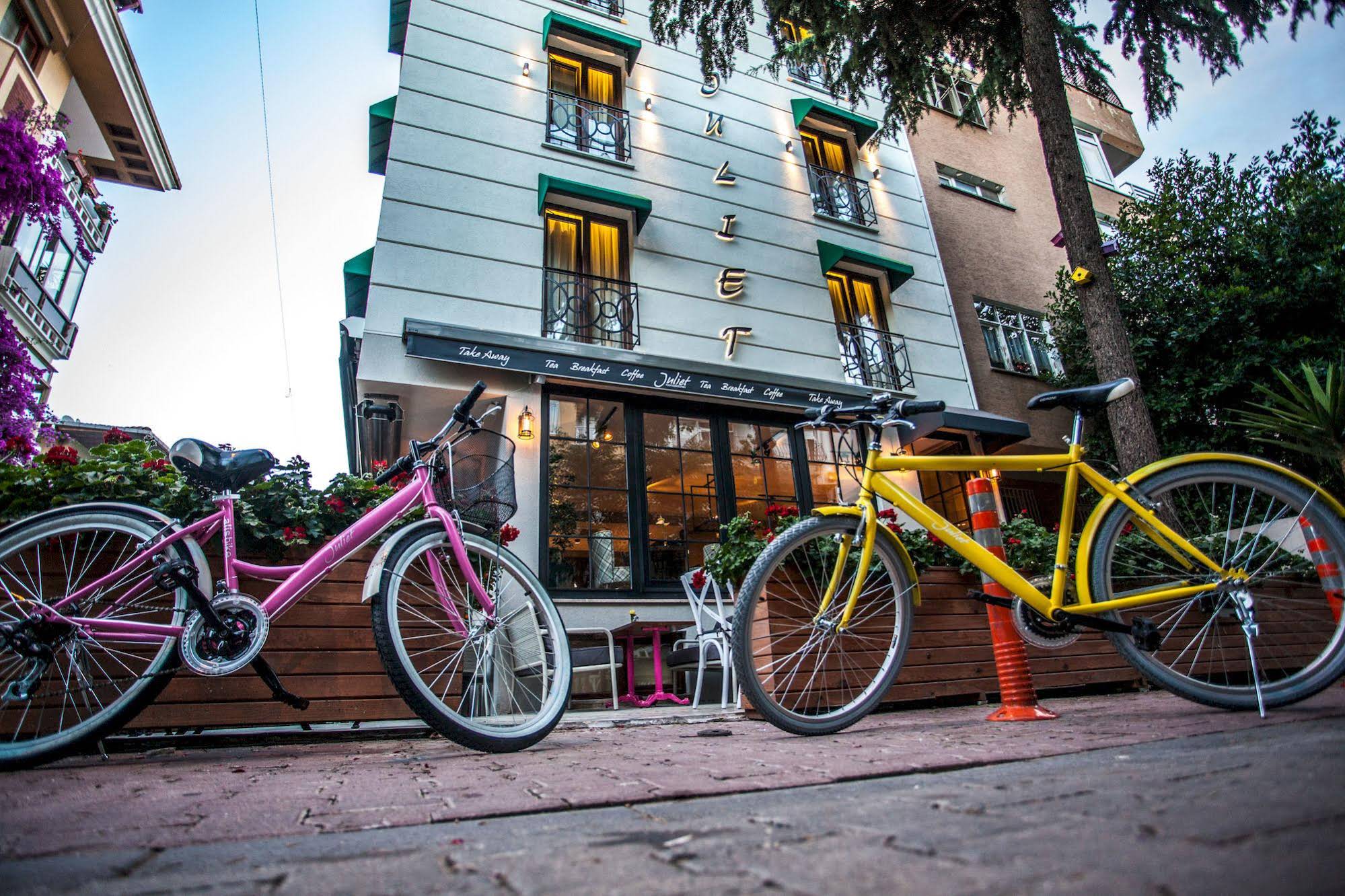 Juliet Rooms & Kitchen