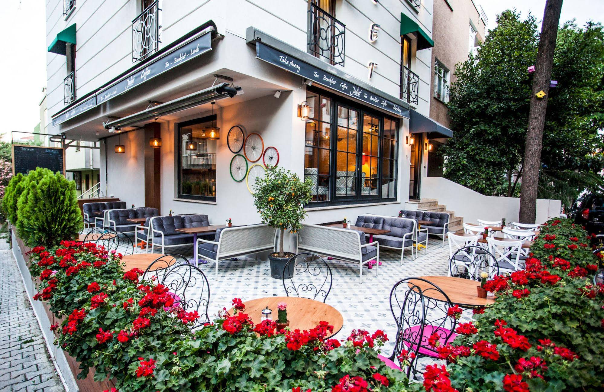 Juliet Rooms & Kitchen