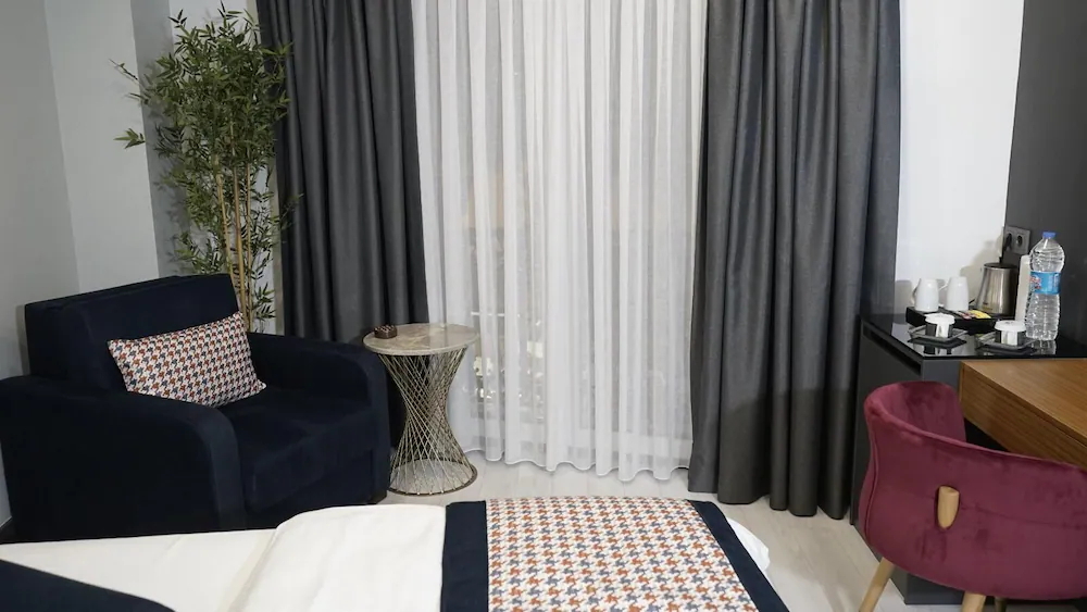 La Vita Suites
