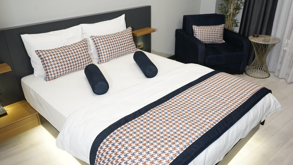 La Vita Suites