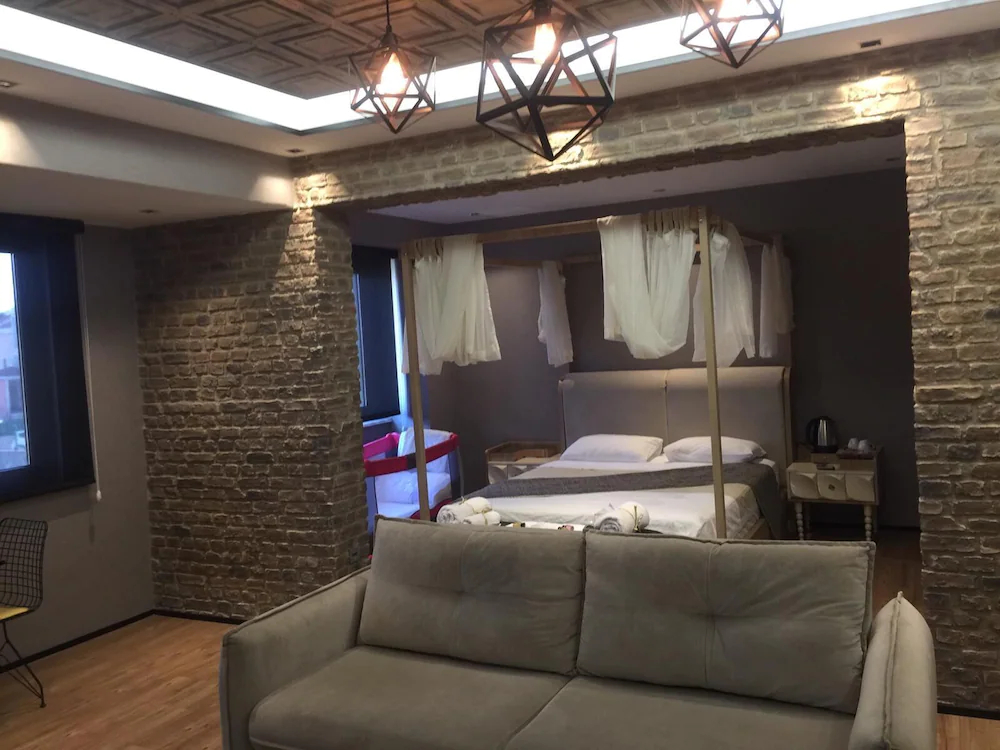 Lily Airport Otel