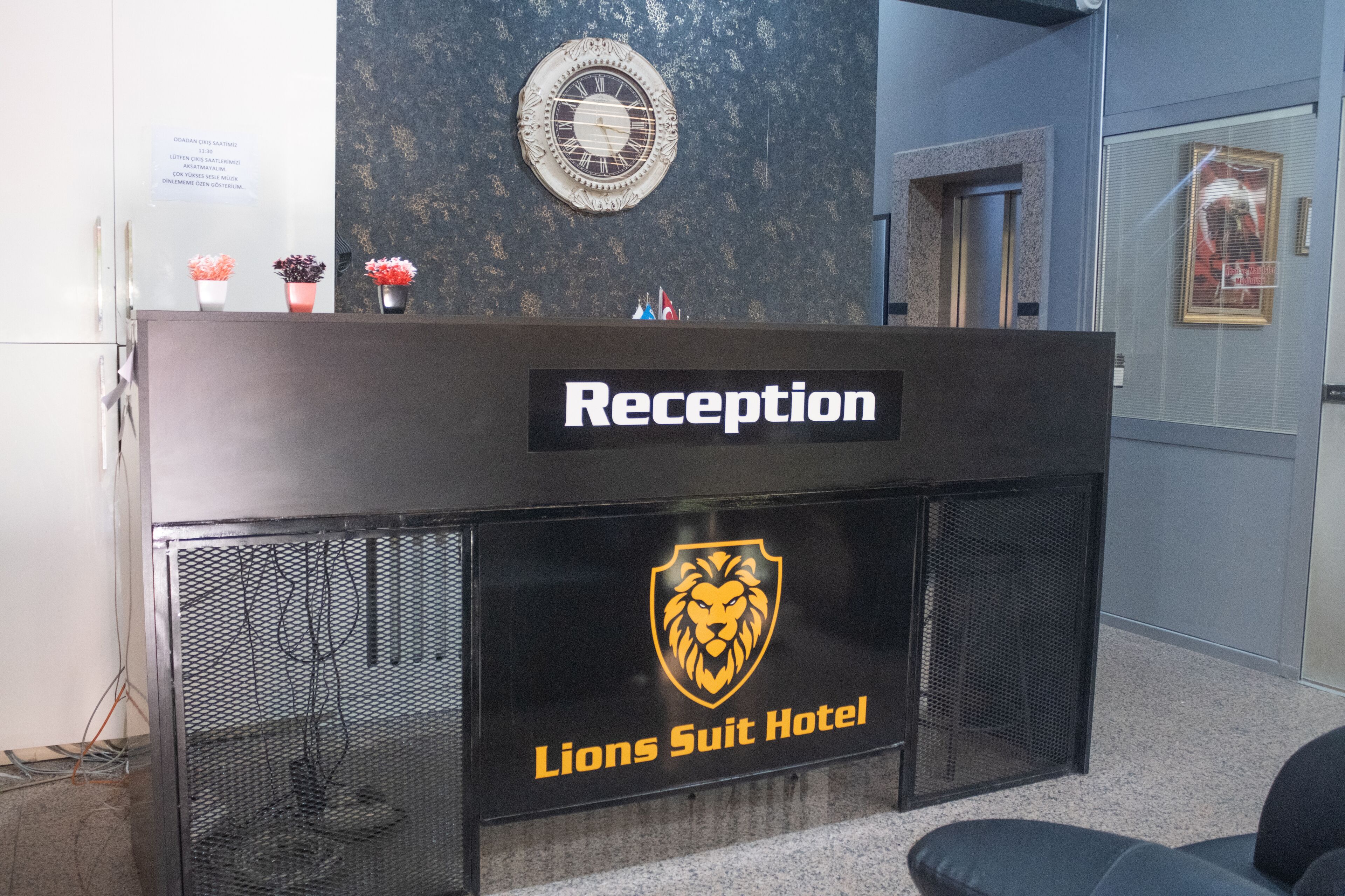 Lions Suit Hotel