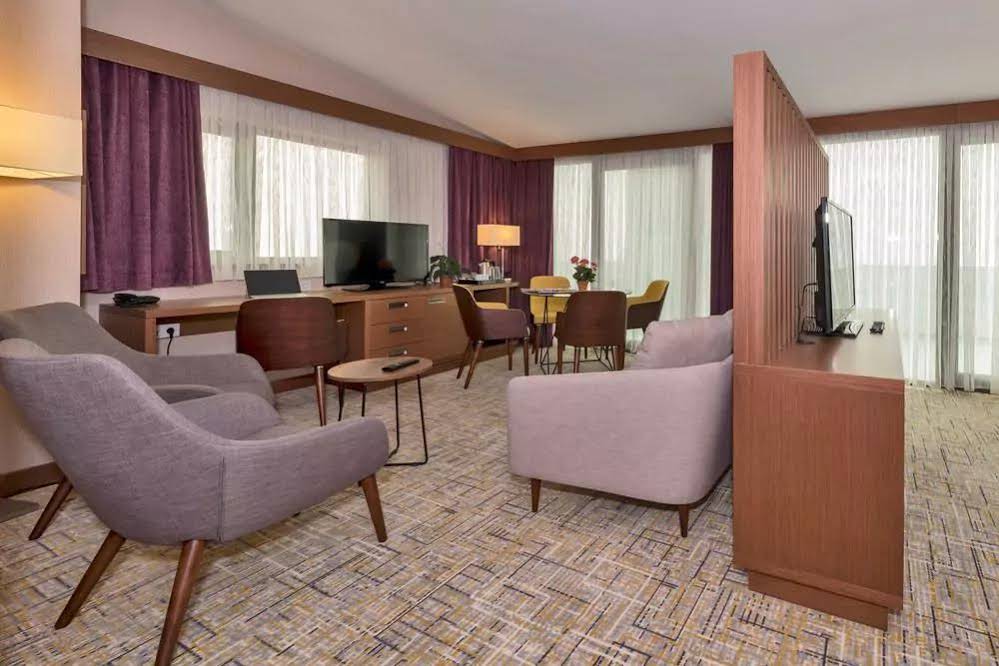 Land Park Hotel