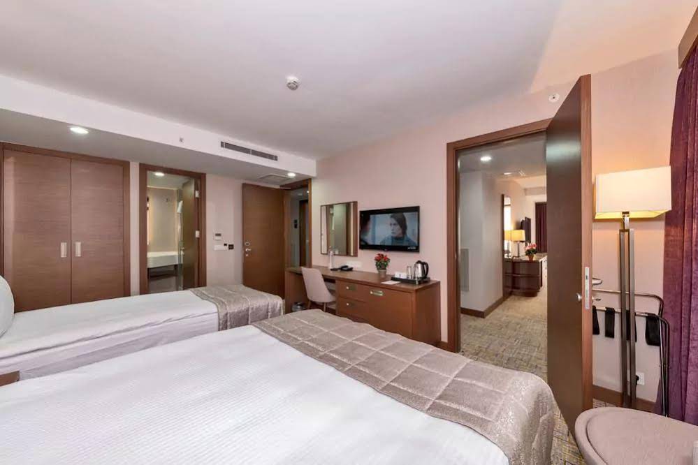 Land Park Hotel