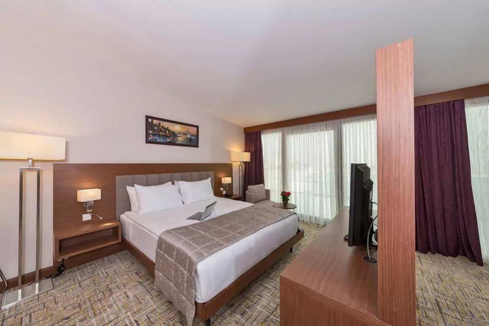 Land Park Hotel