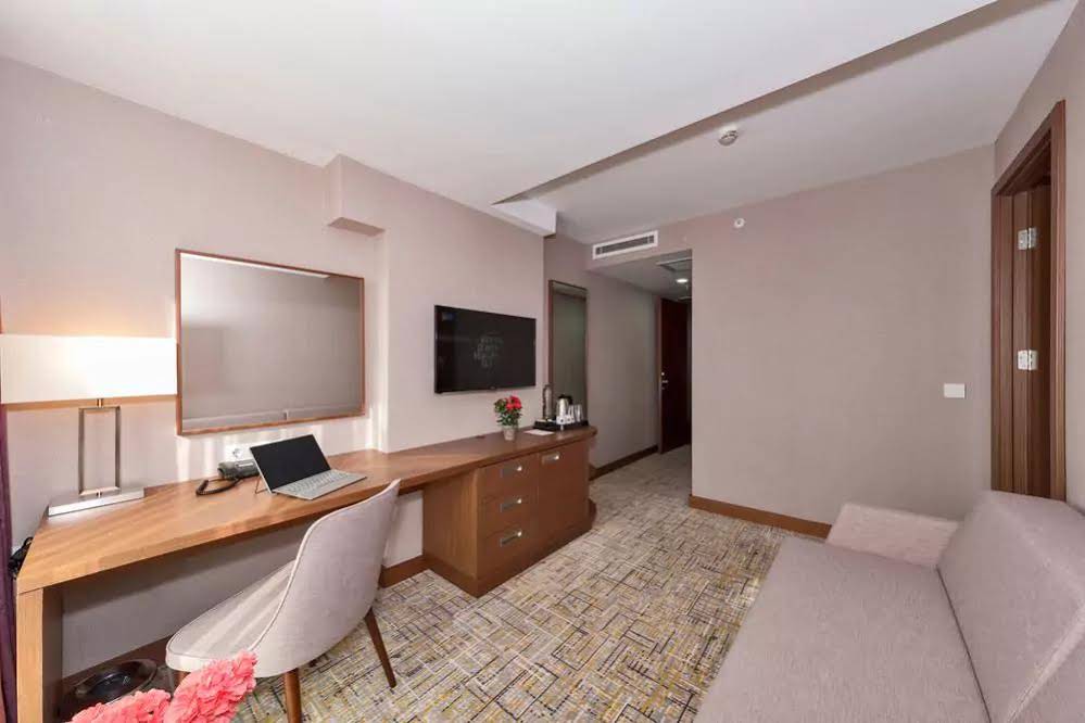 Land Park Hotel