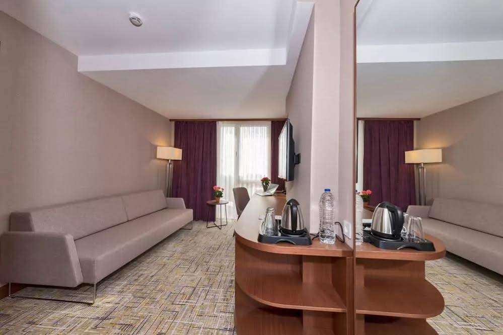 Land Park Hotel