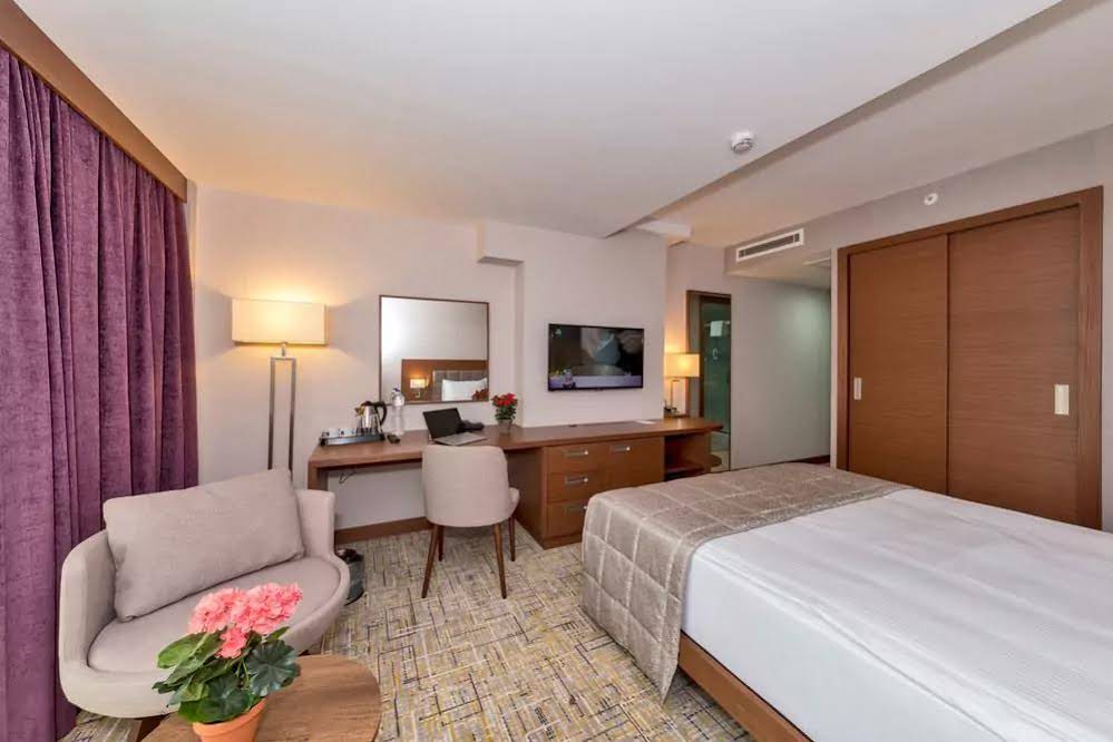 Land Park Hotel