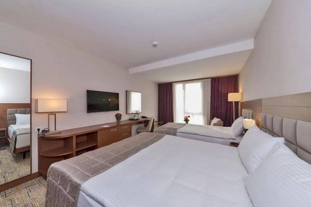 Land Park Hotel