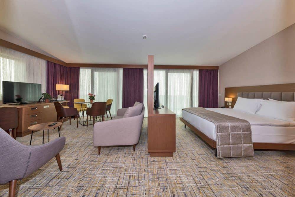 Land Park Hotel