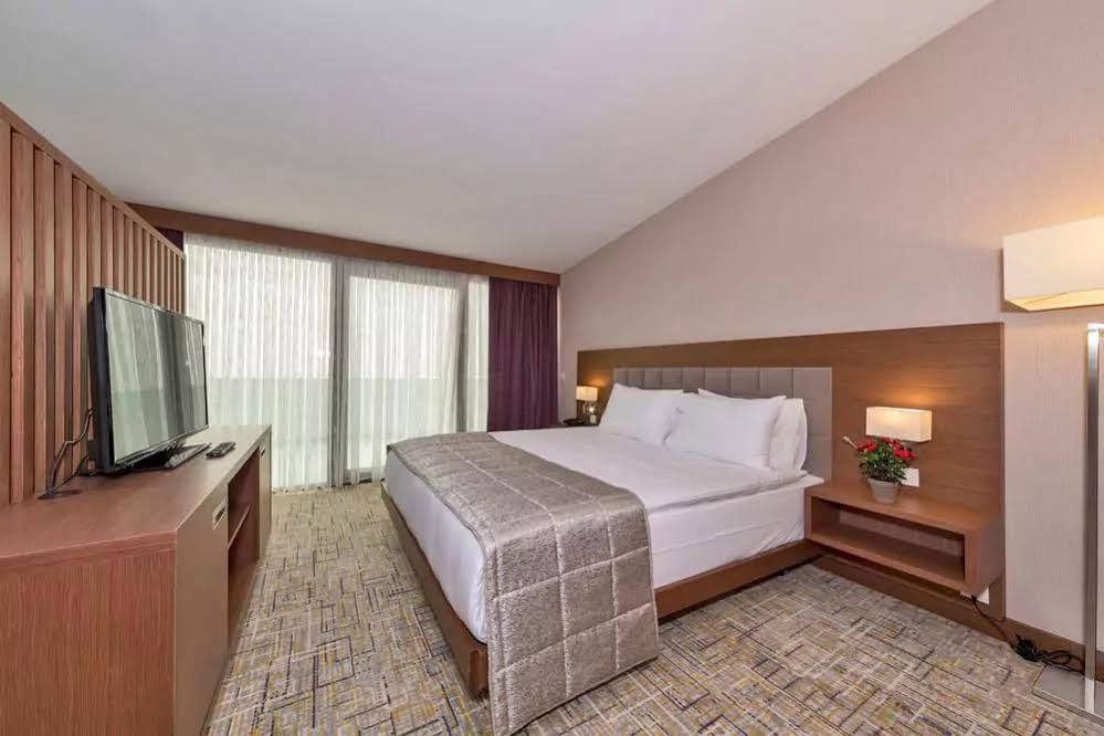 Land Park Hotel