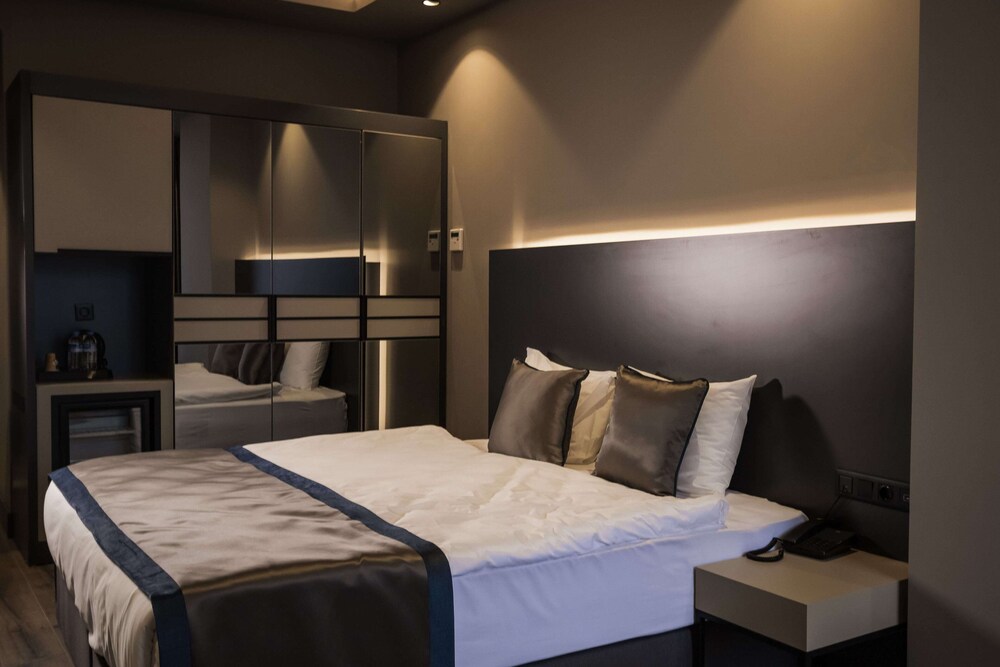 Best Western Premier Hidden Hills Hotel