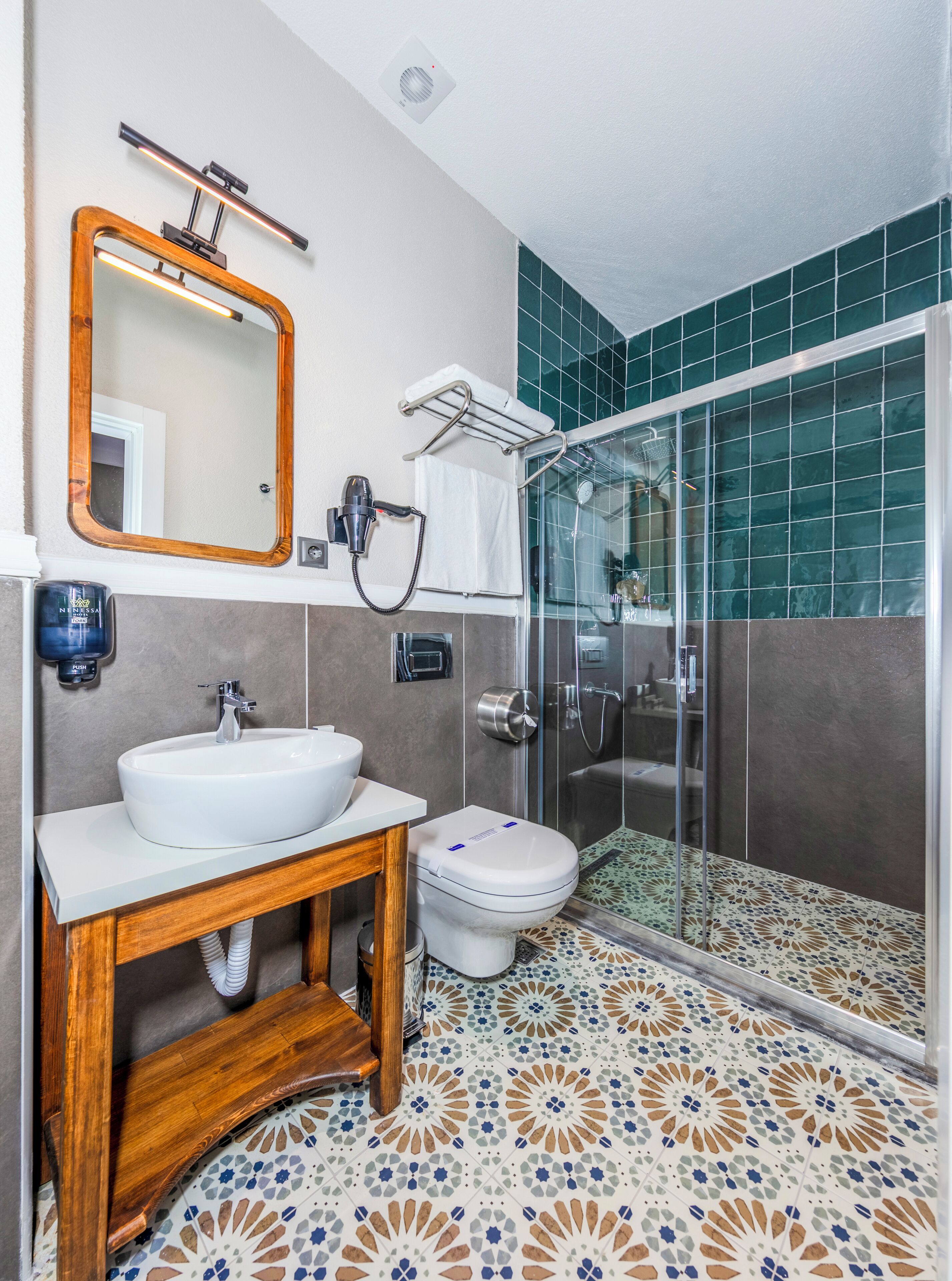 Nenessa Airport Hotel