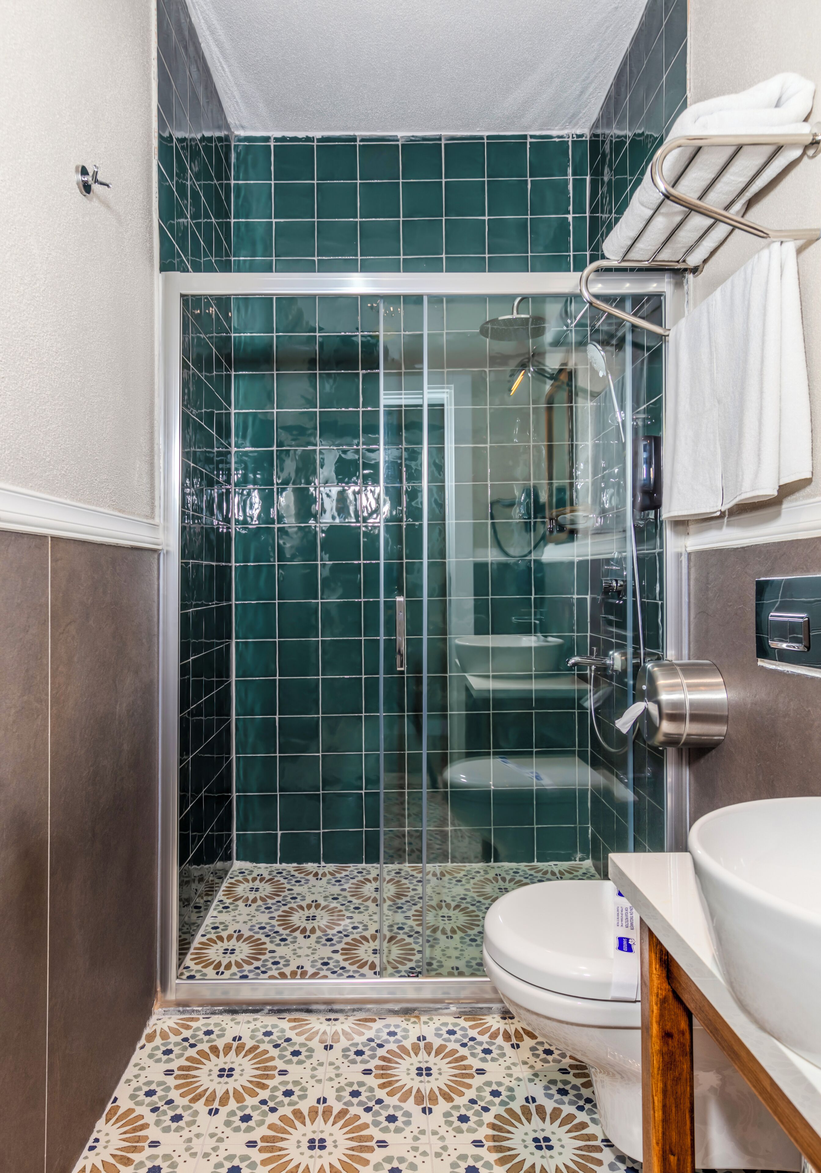 Nenessa Airport Hotel