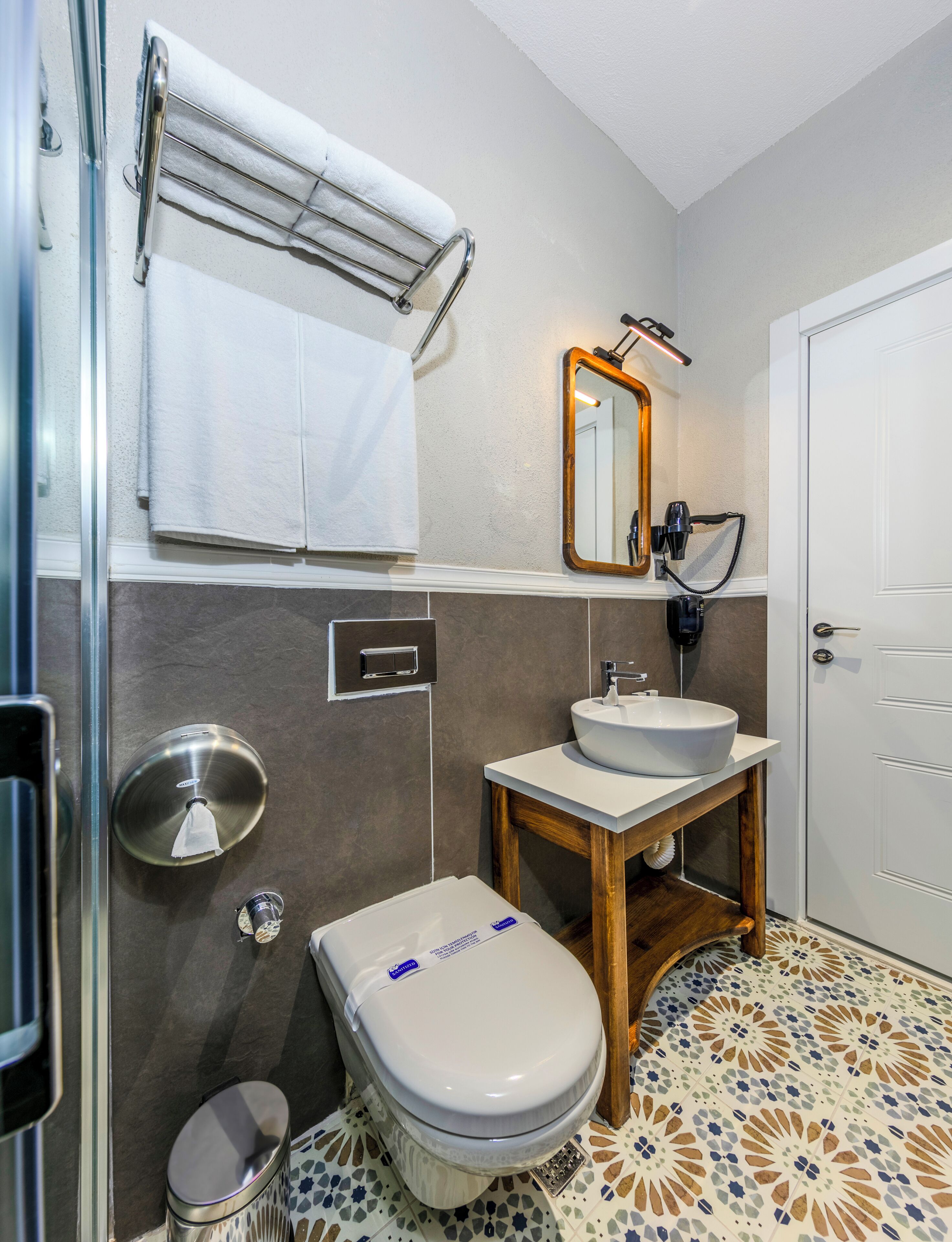 Nenessa Airport Hotel