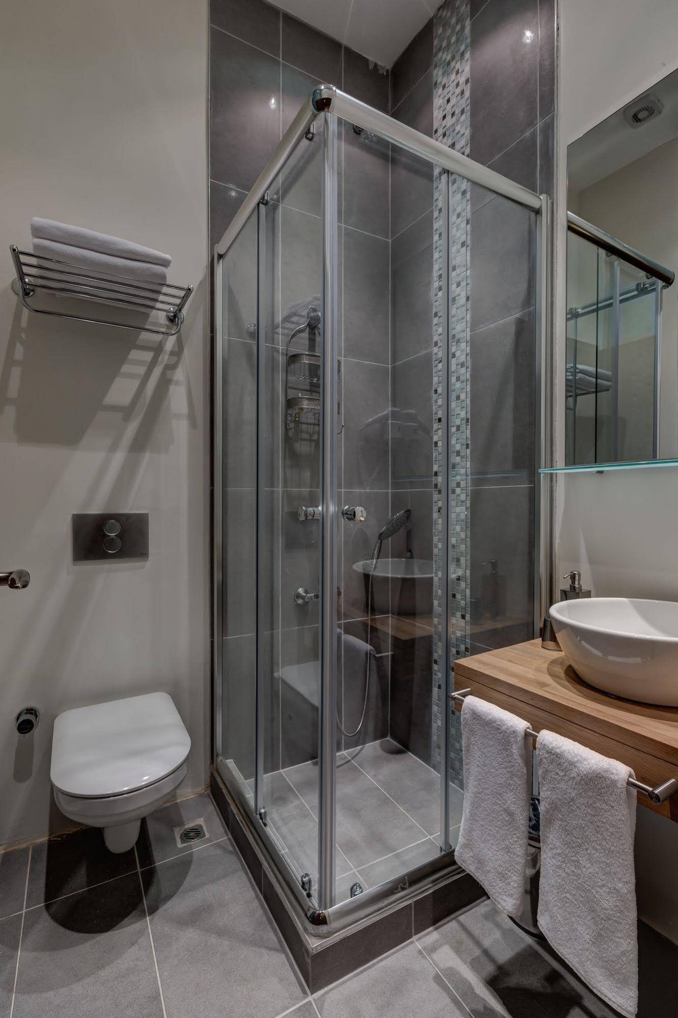 No11 Hotel & Apartments