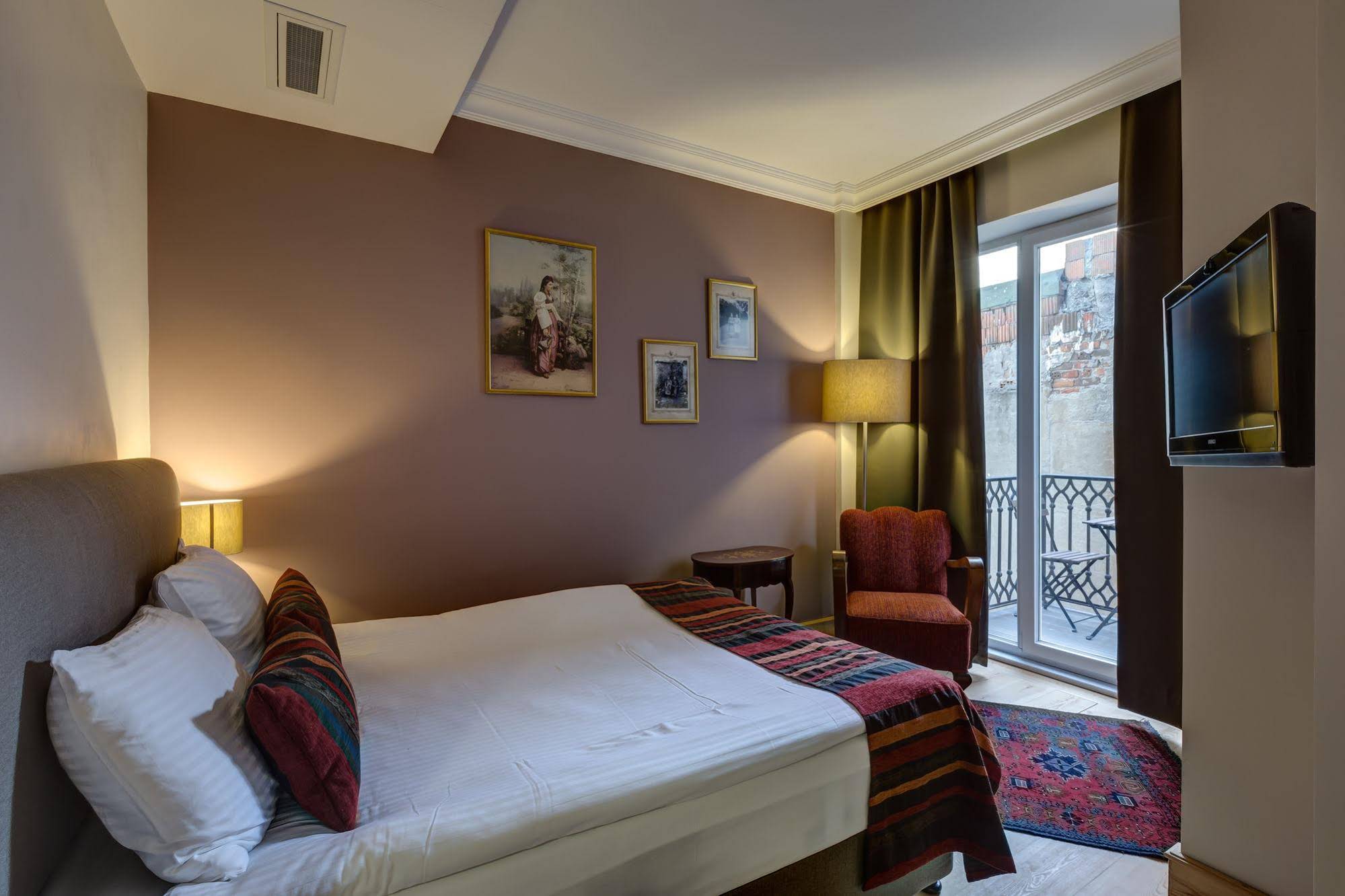 No11 Hotel & Apartments