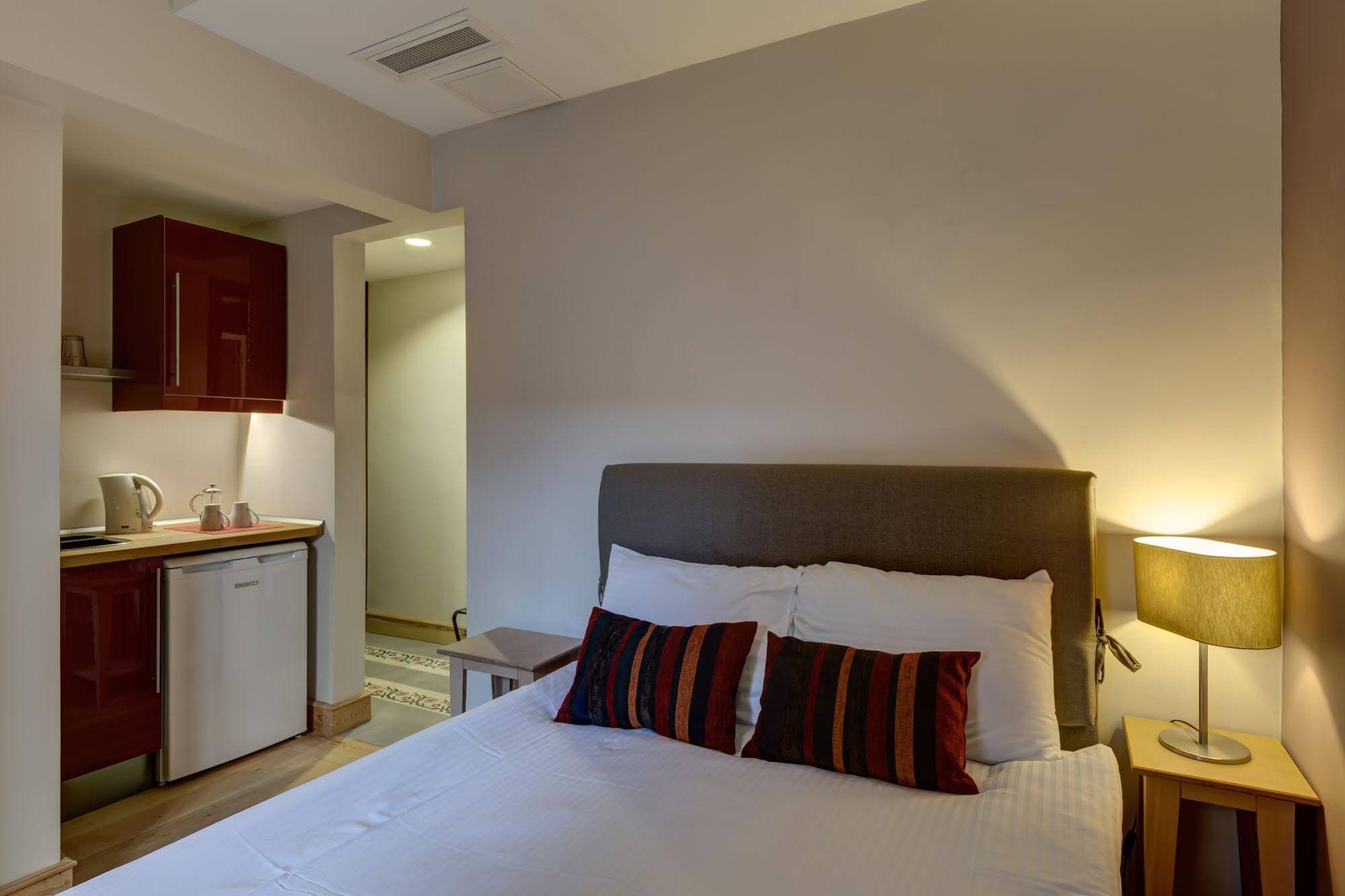 No11 Hotel & Apartments