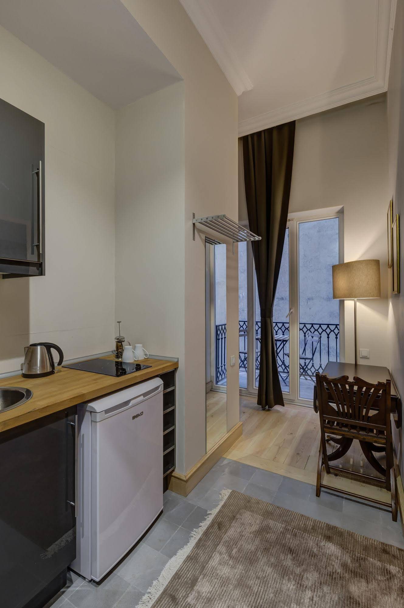 No11 Hotel & Apartments