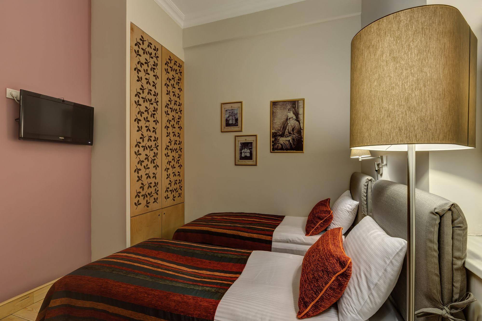 No11 Hotel & Apartments