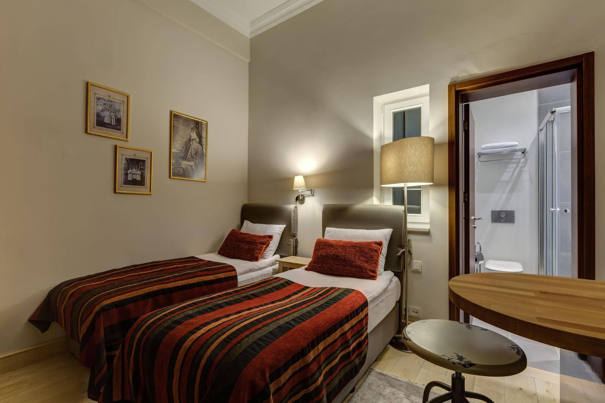 No11 Hotel & Apartments