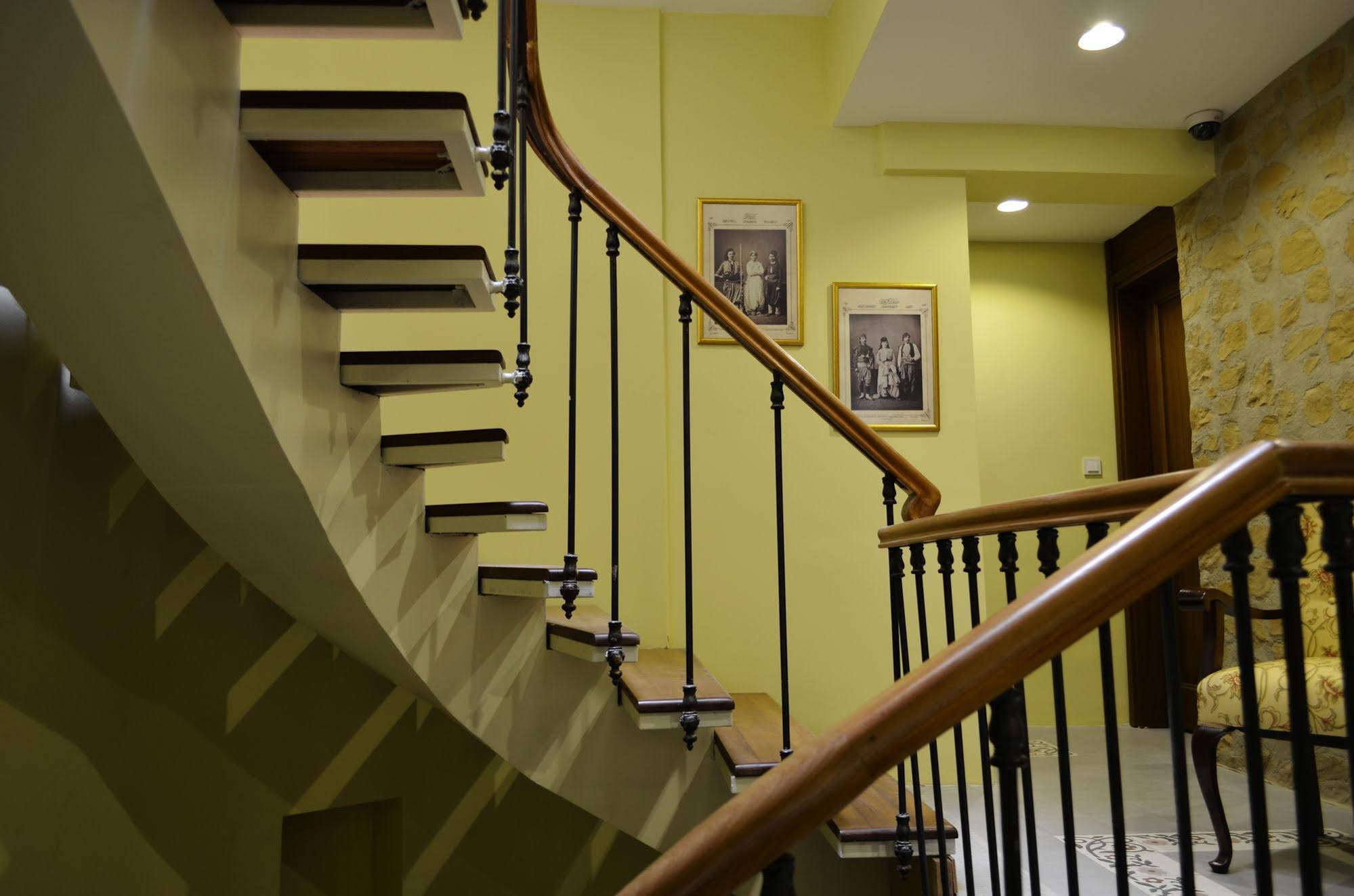 No11 Hotel & Apartments