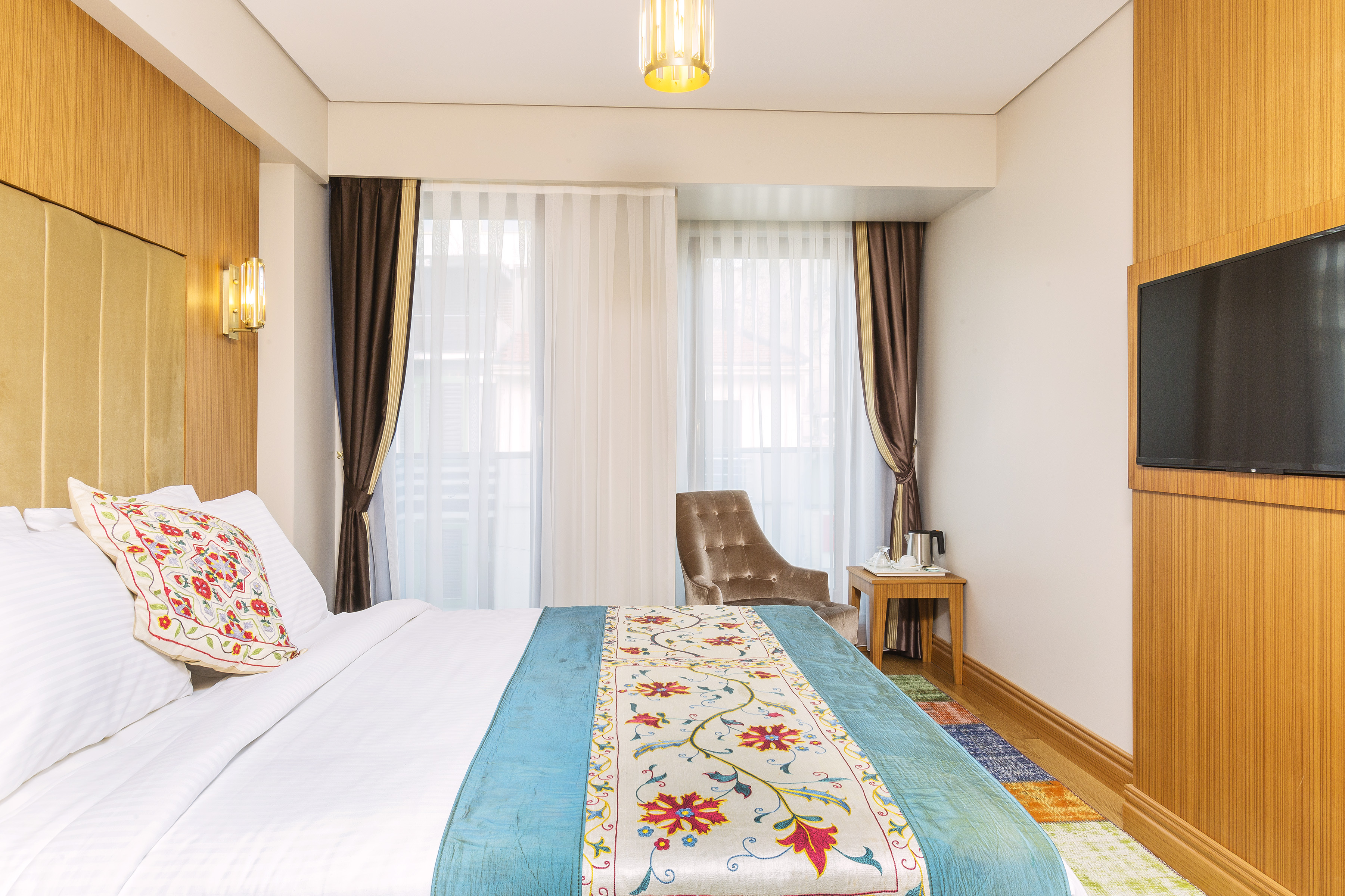 Obelisk Hotel & Suites