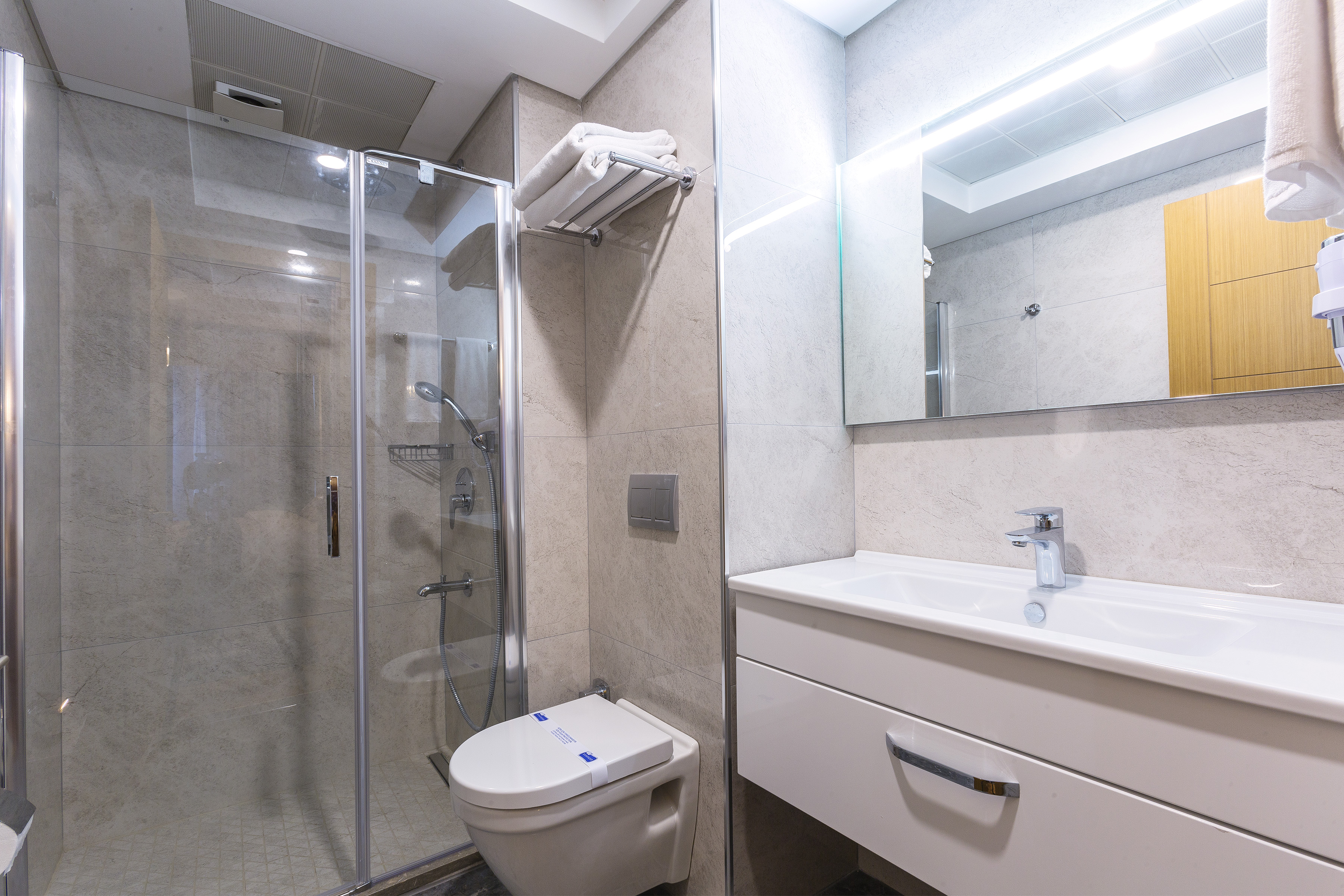 Obelisk Hotel & Suites