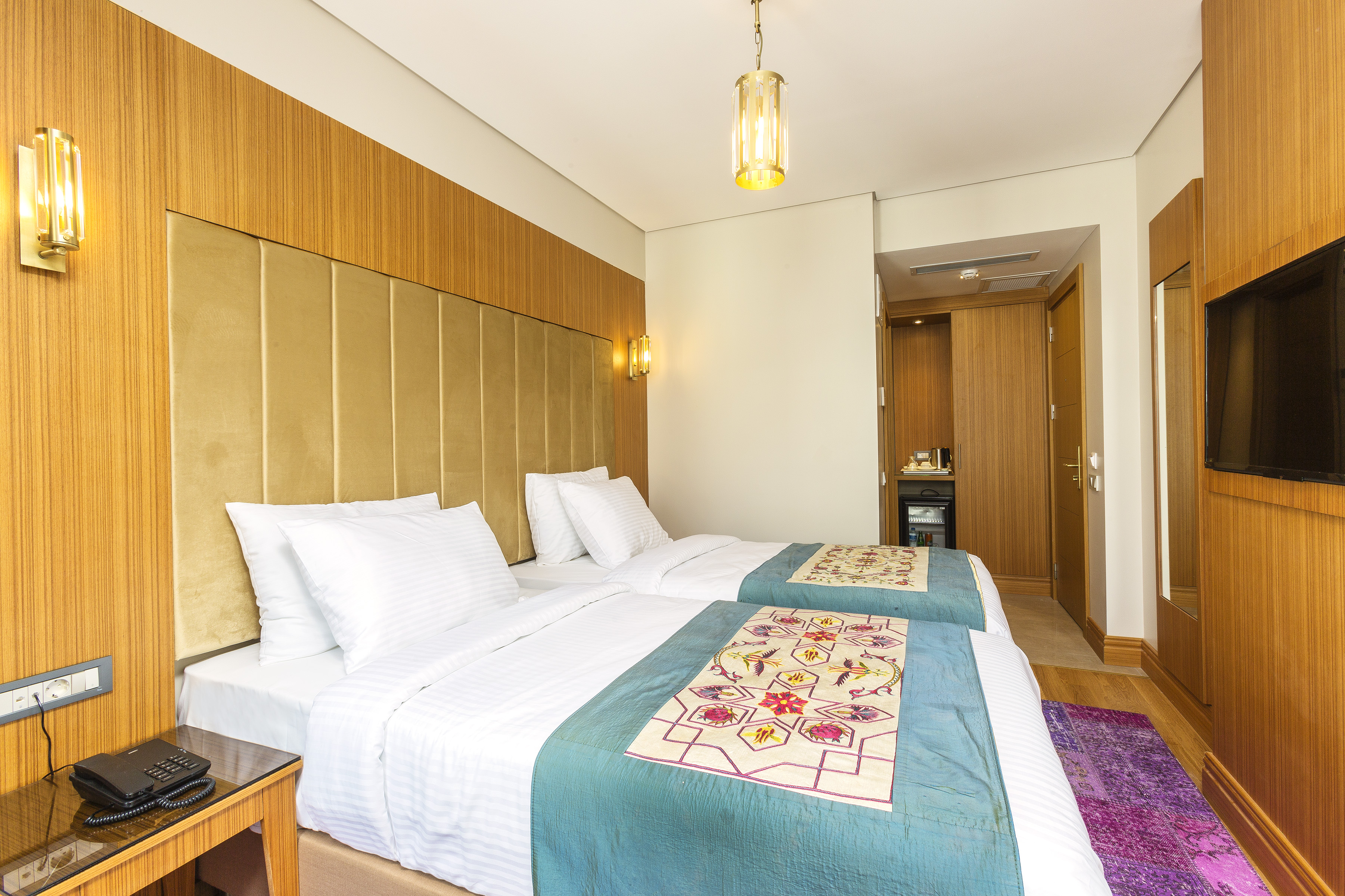 Obelisk Hotel & Suites