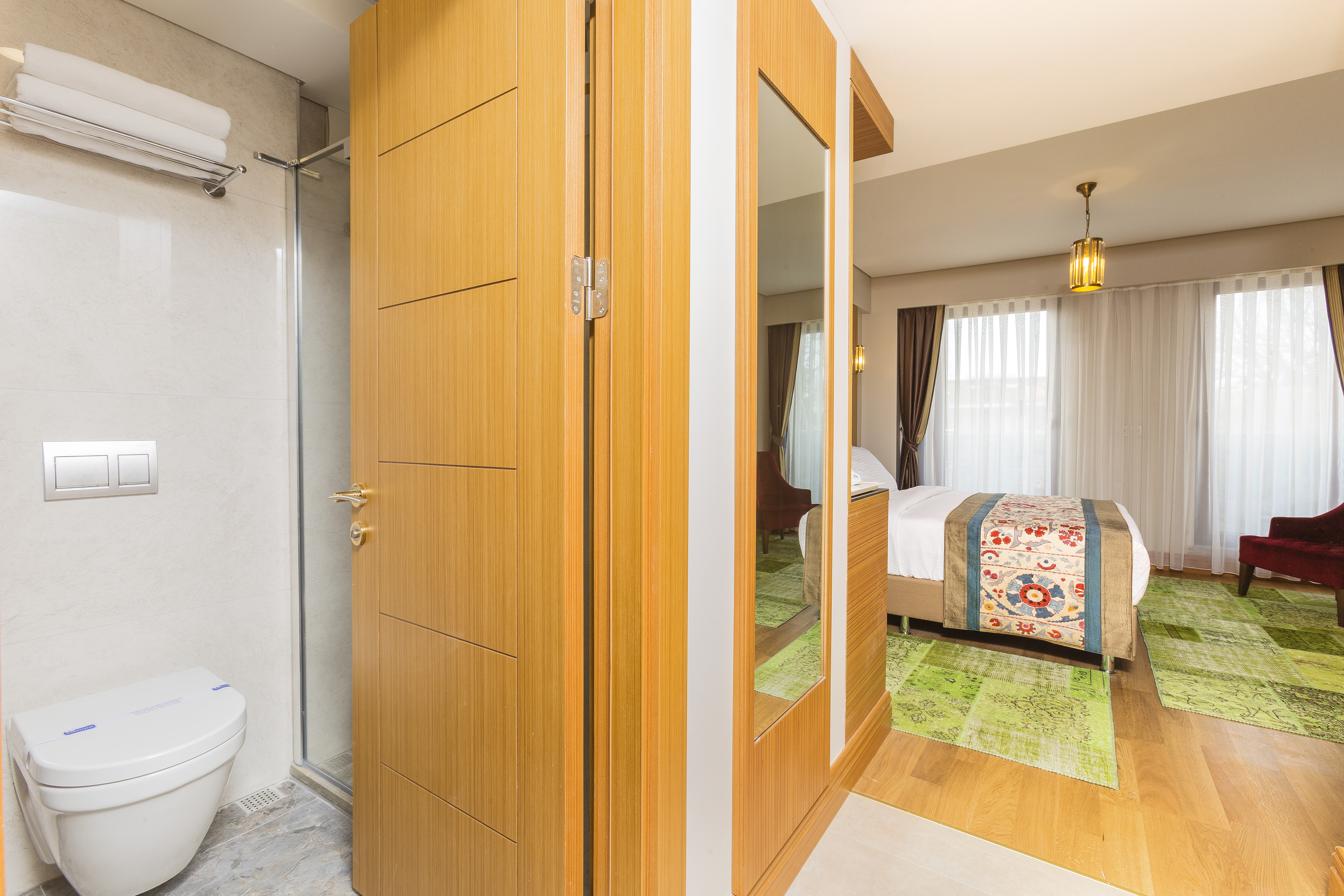 Obelisk Hotel & Suites