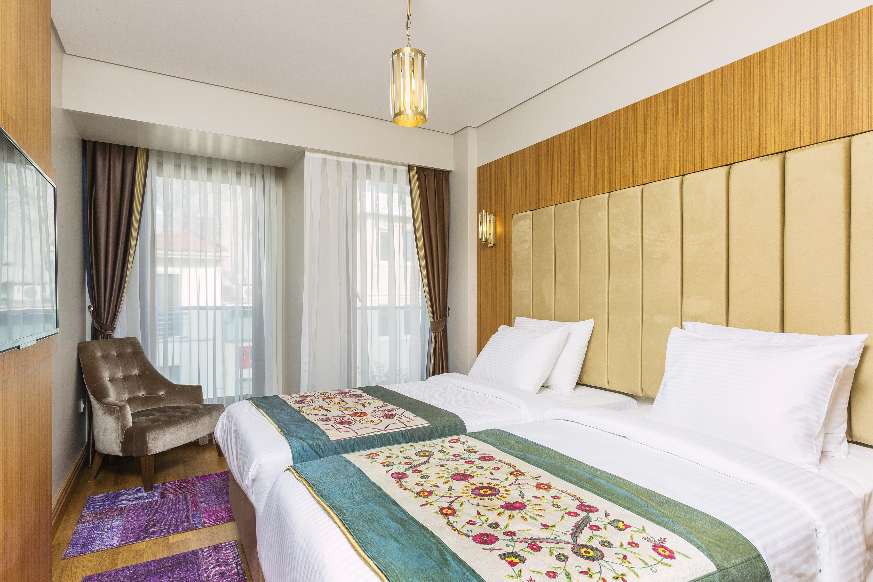 Obelisk Hotel & Suites