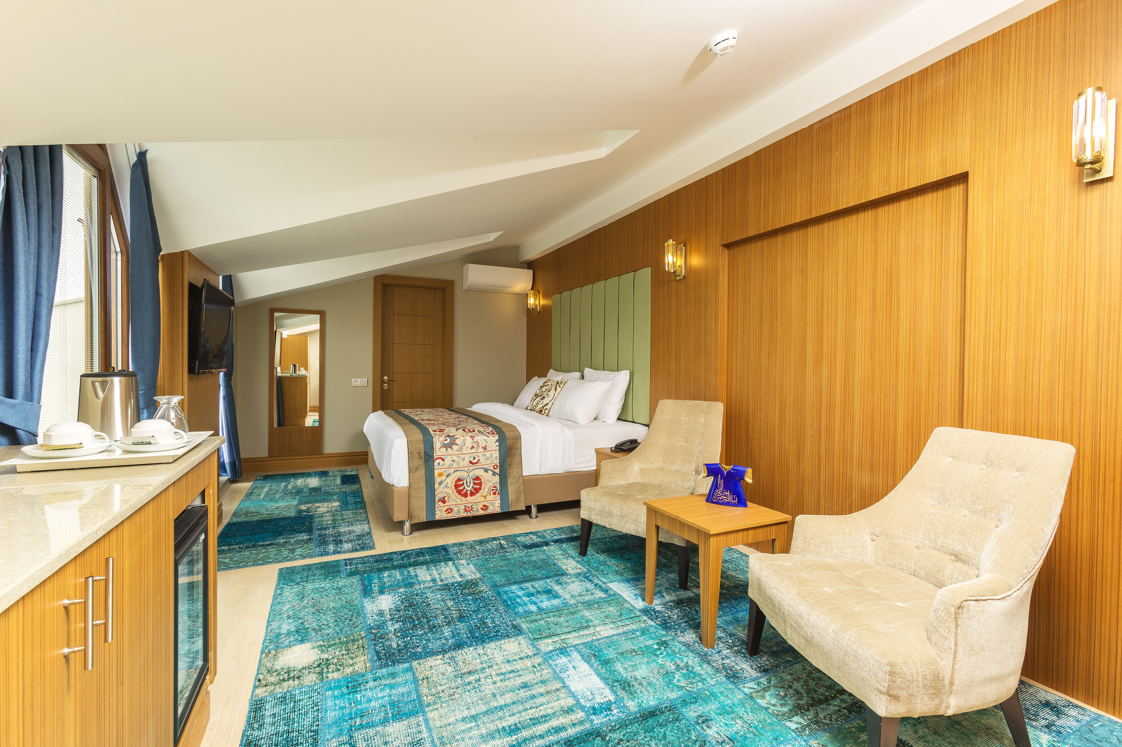 Obelisk Hotel & Suites