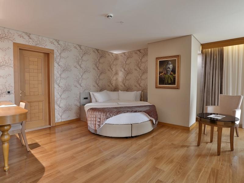 Queen Hotel & Spa