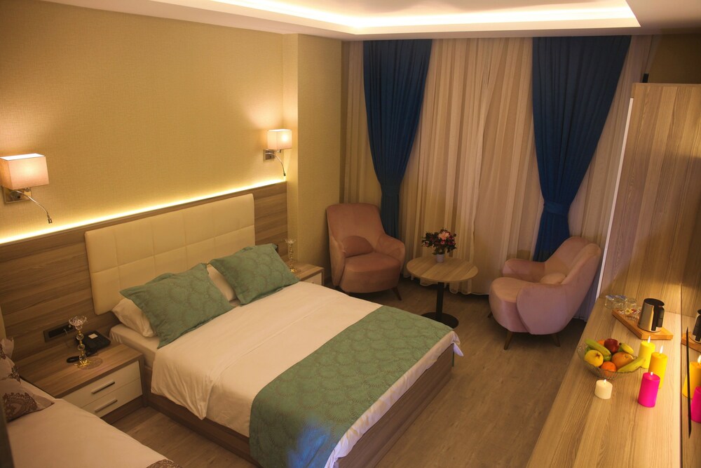 Random Premium Suit Otel