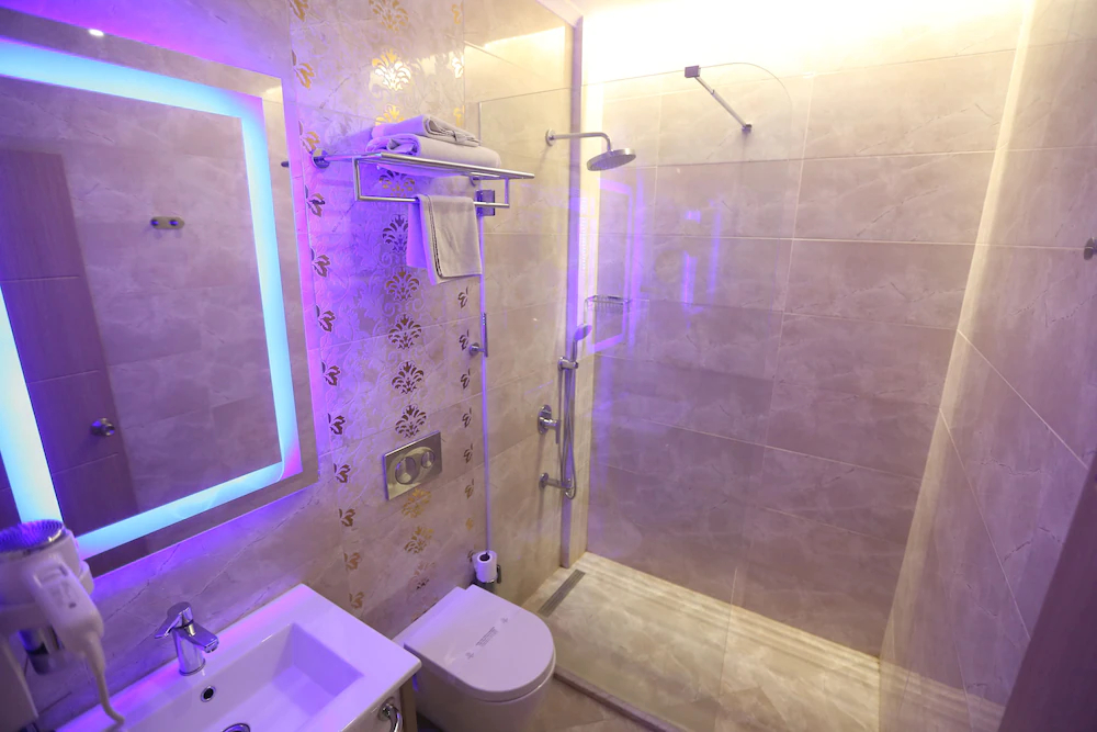 Random Premium Suit Otel