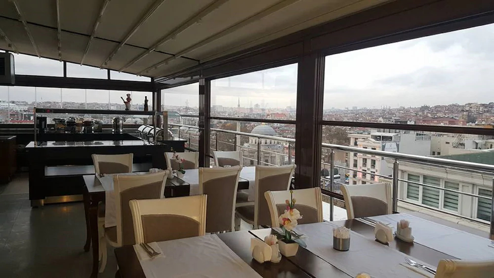 River Hotel