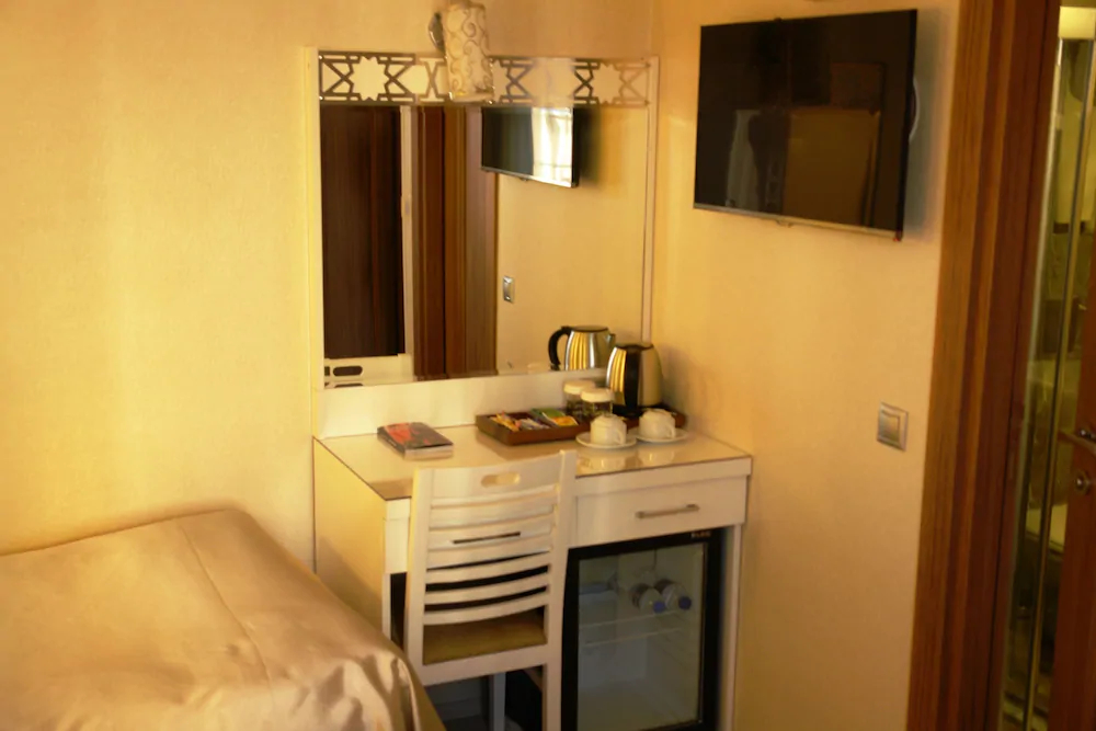 River Hotel
