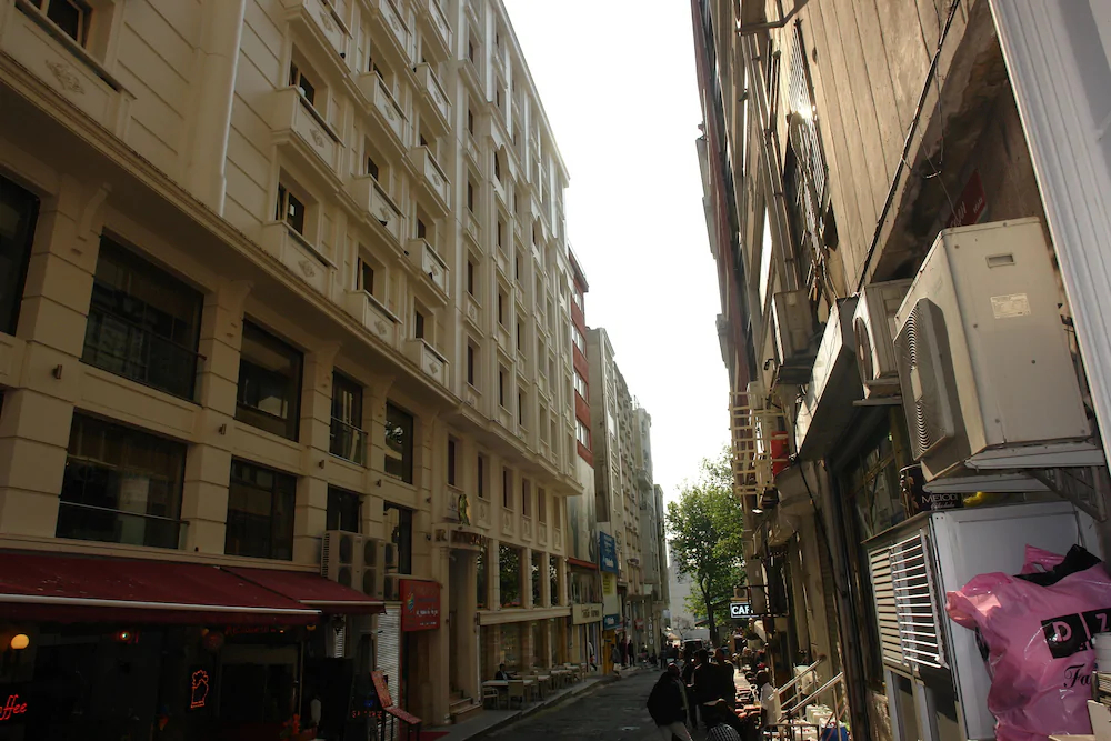 River Hotel