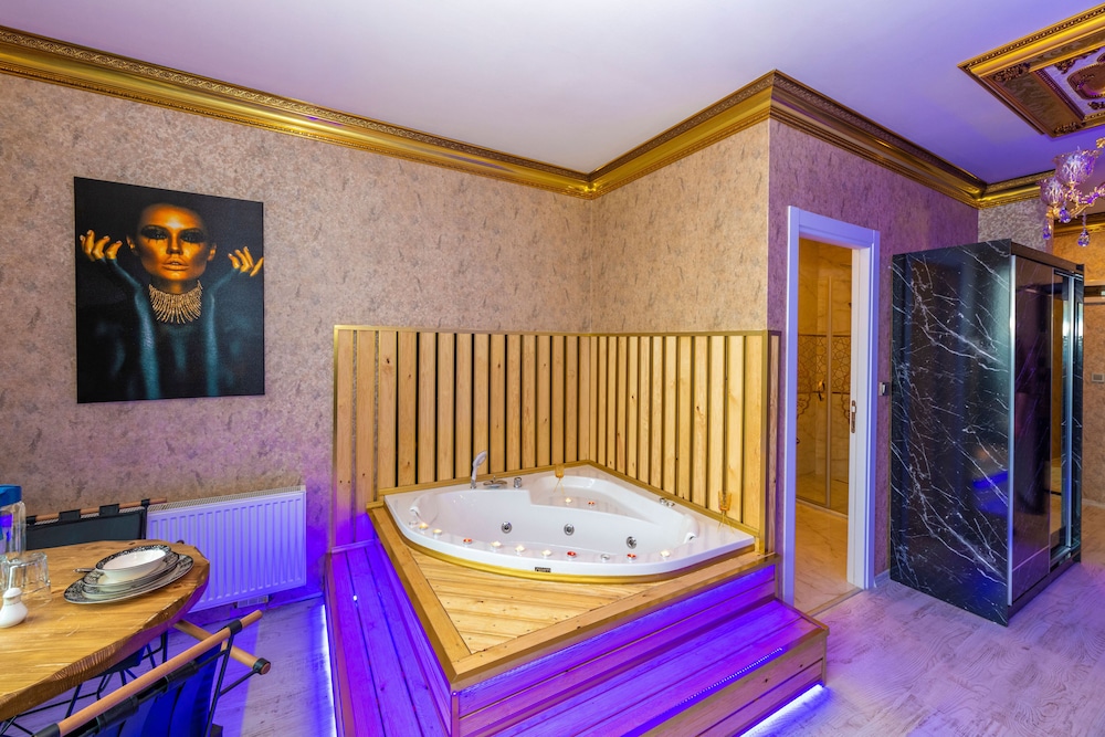 Sam Diamond Residence