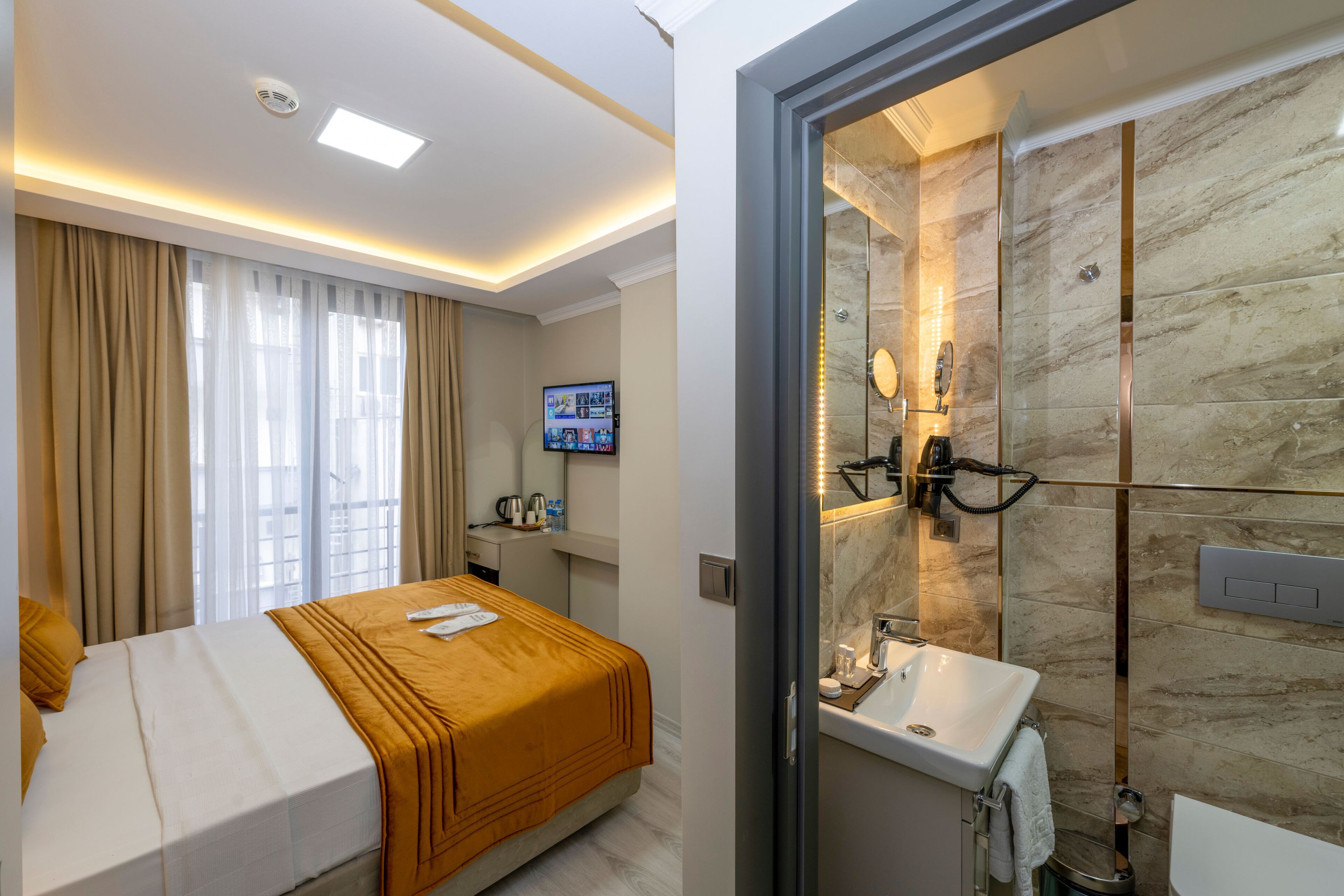 Skystar Deluxe Hotel