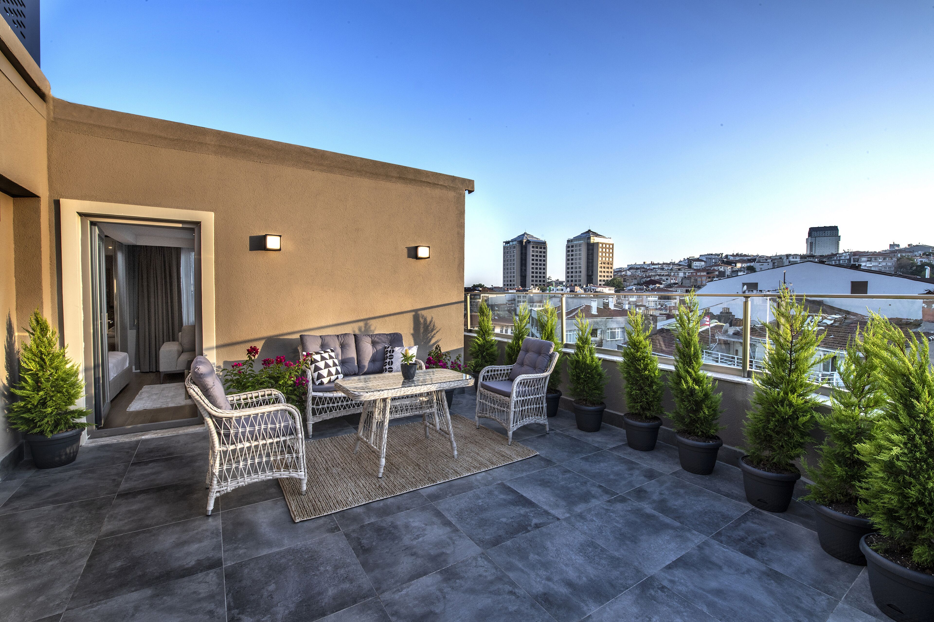 Valente Suites & Hotel