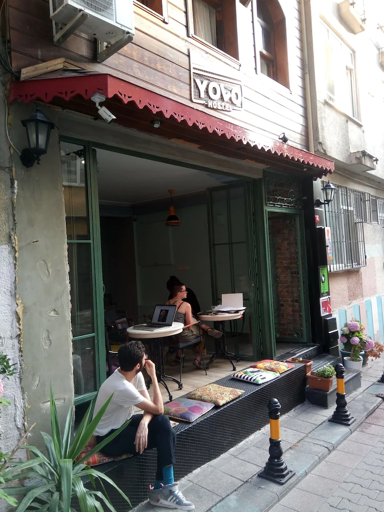 Yolo Hostel