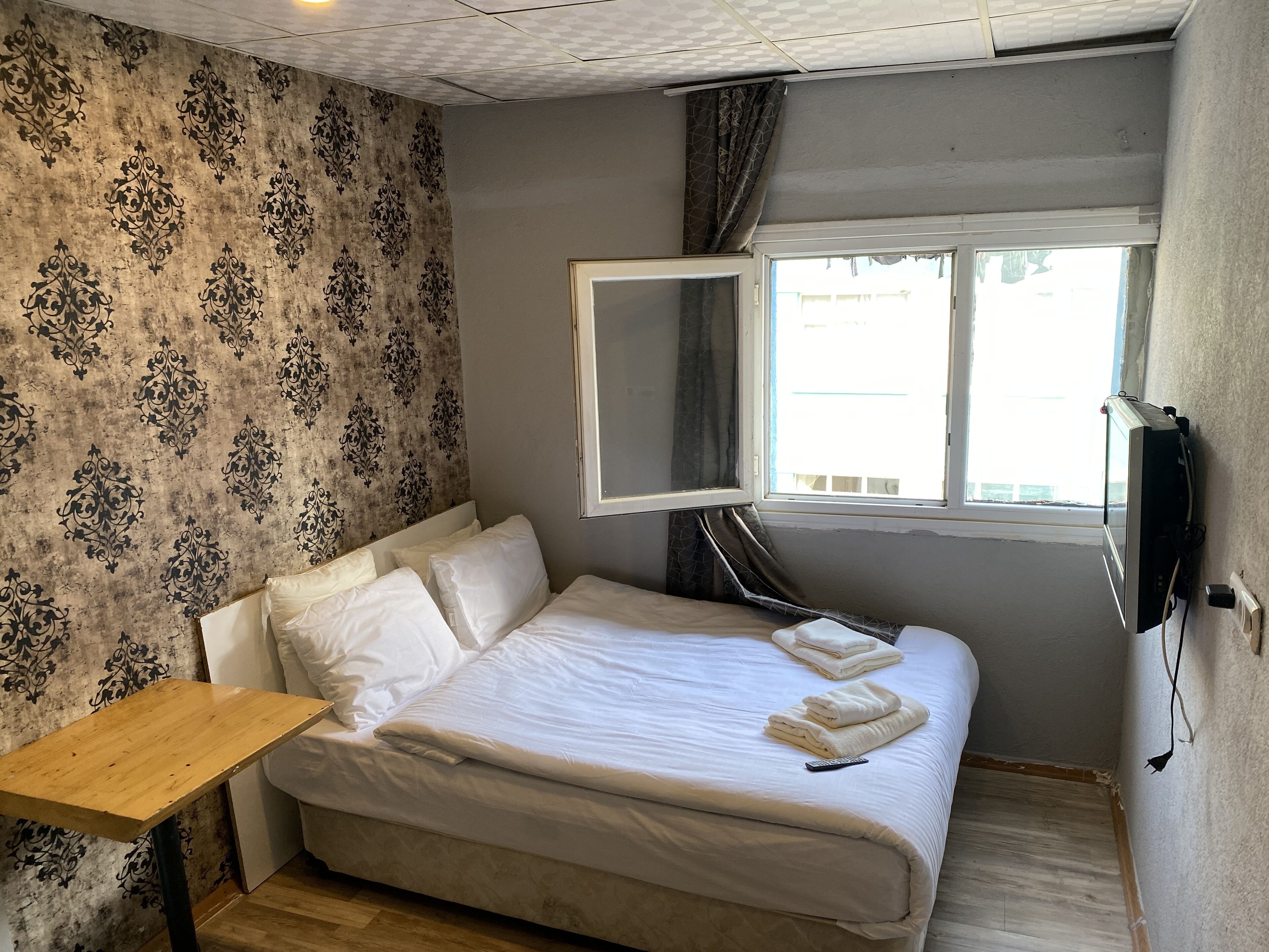 Zeus Convenient Suit Istanbul