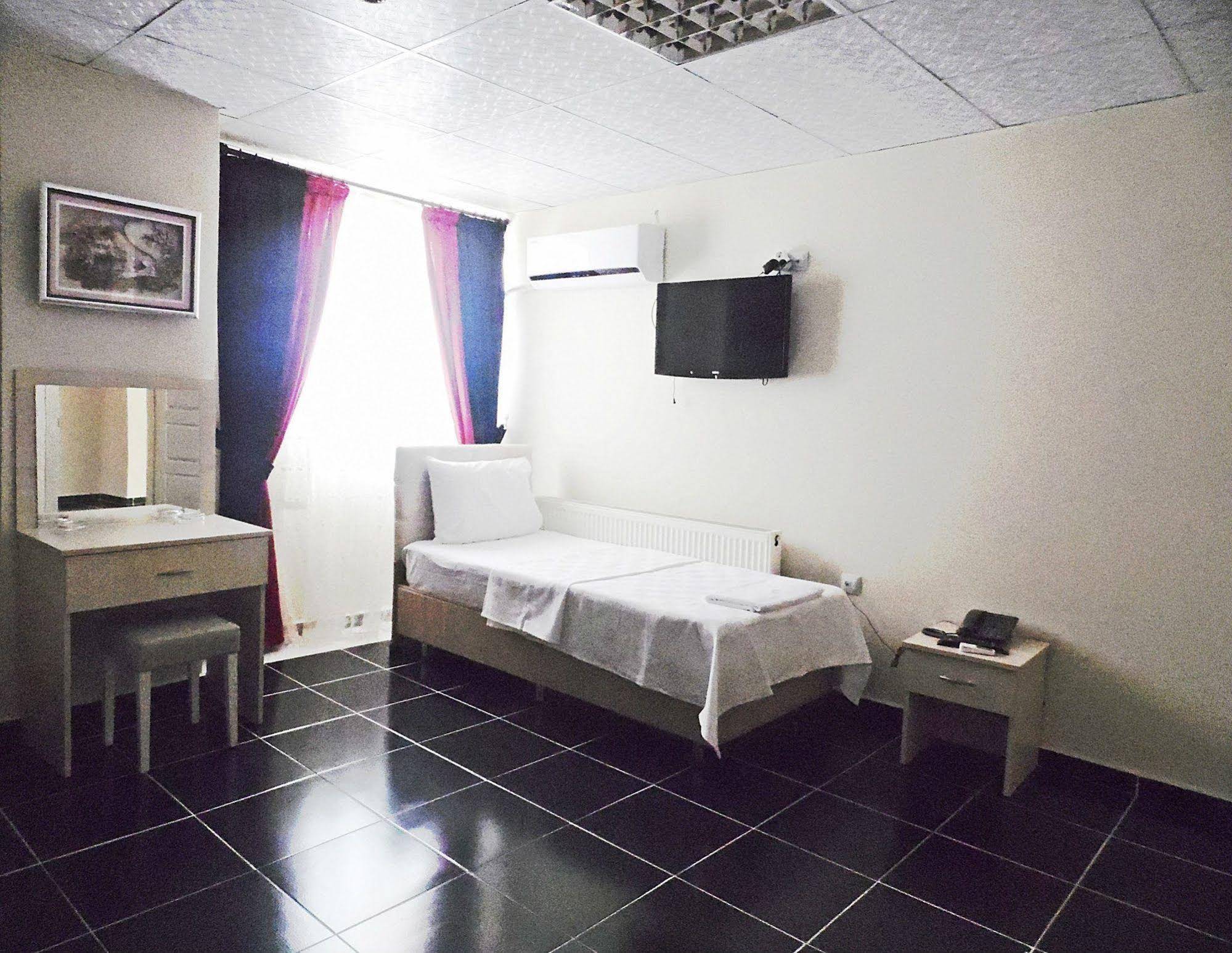 Saral Hotel
