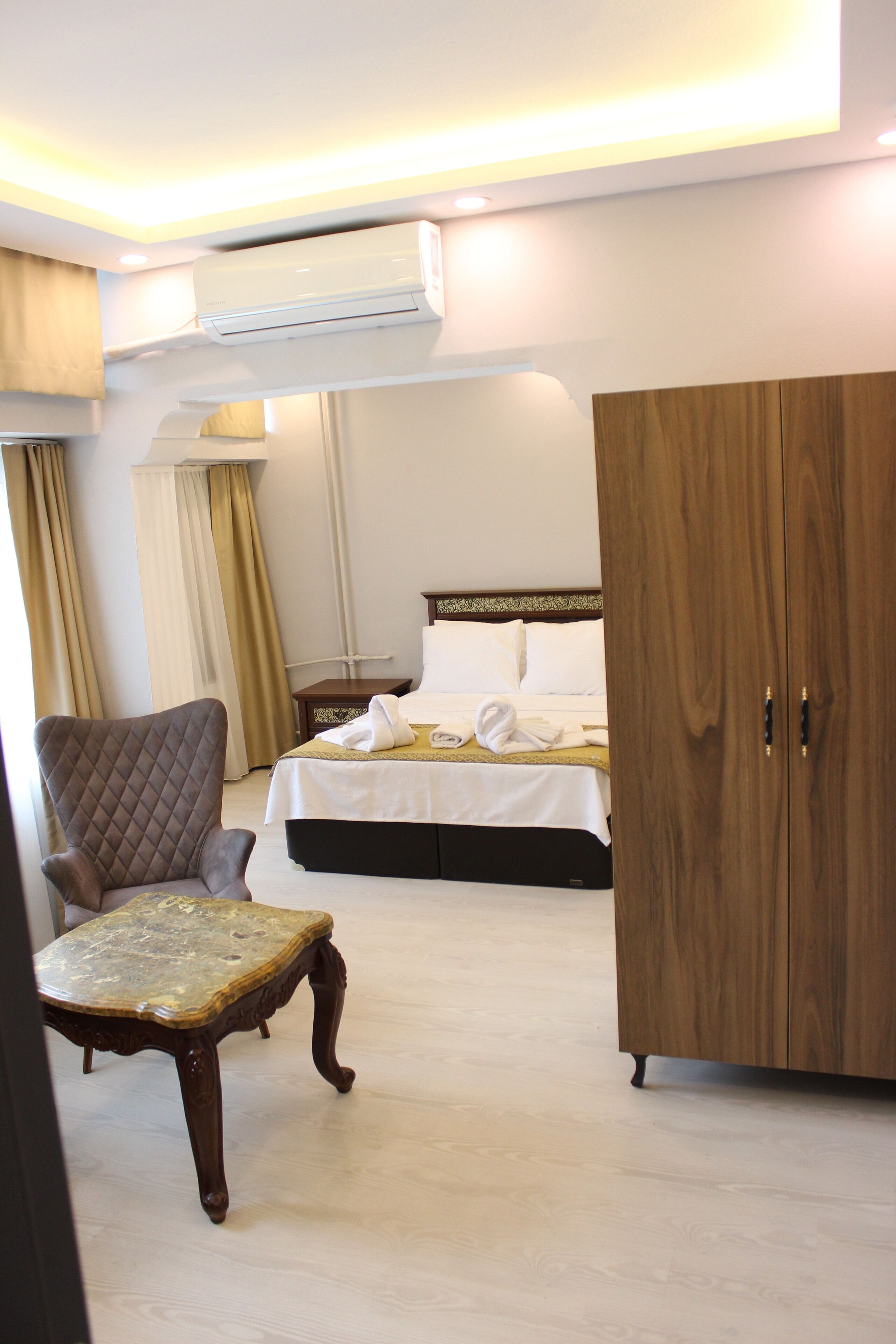 Class Hotel