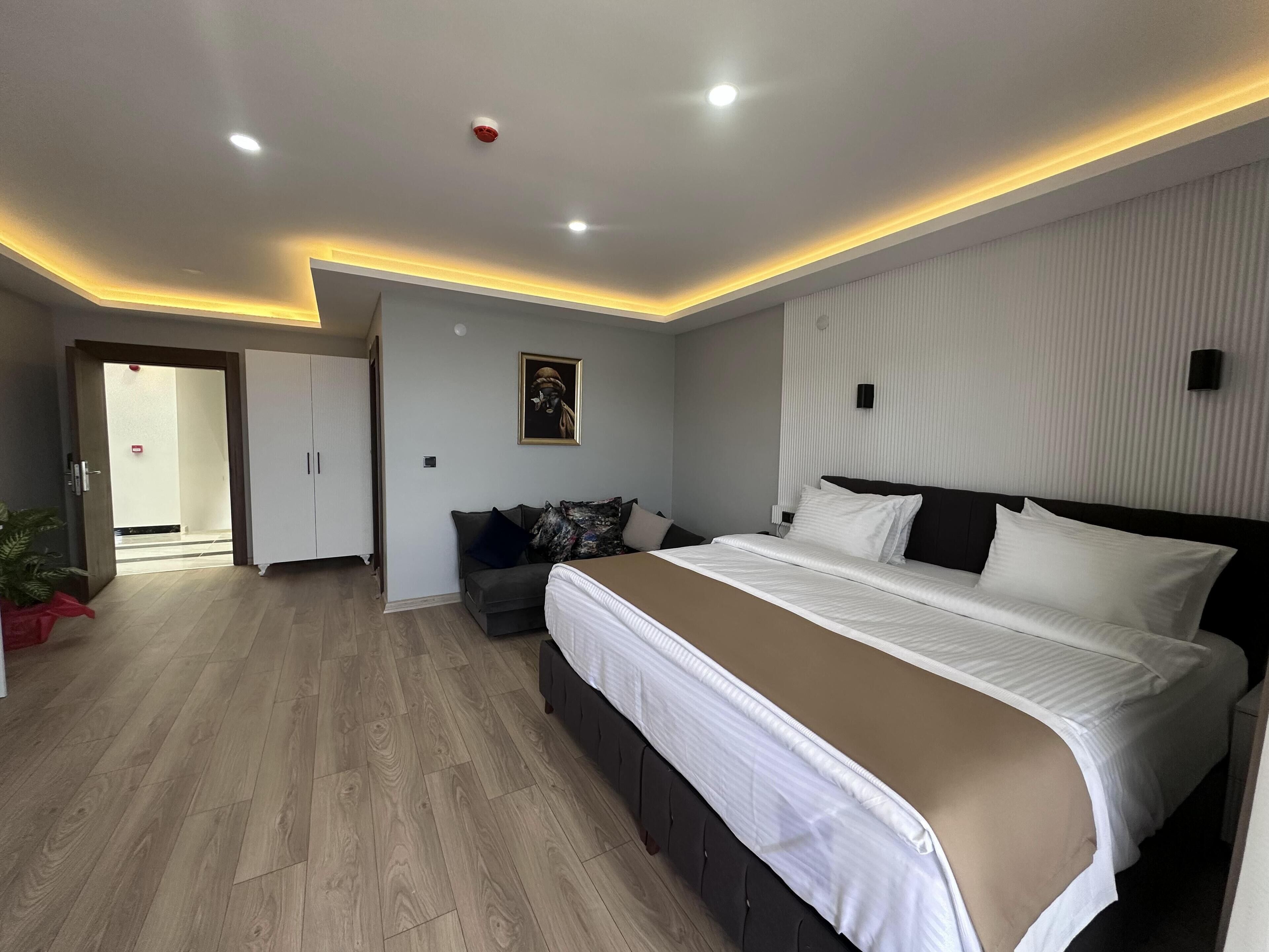 White Life Hotel & Cafe
